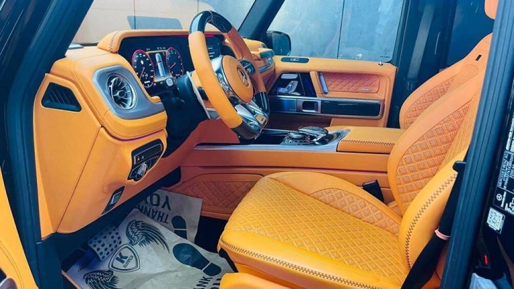 Trong khoang cabin, Mercedes-AMG G63 Brabus 800 Widestar sở hữu nội thất bọc da màu cam vô cùng nổi bật, kết hợp nhiều chi tiết được ốp sợi carbon