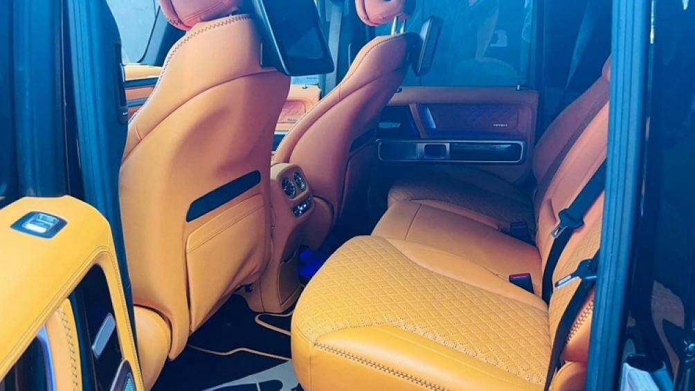 Hàng ghế sau có thêm 2 màn hình giải trí lớn được gắn trên tựa đầu phía sau của hàng ghế trước