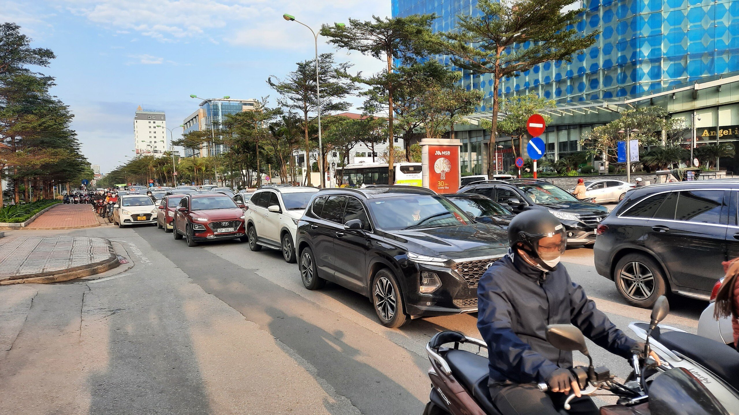 Sáng nay (14/2), một số trường Đại học ở Hà Nội đón sinh viên trở lại học trực tiếp sau nhiều tháng học online vì dịch Covid-19. Ghi nhận của PV Báo Giao thông, một số tuyến phố chính ở Hà Nội xuất hiện tình trạng ùn tắc.