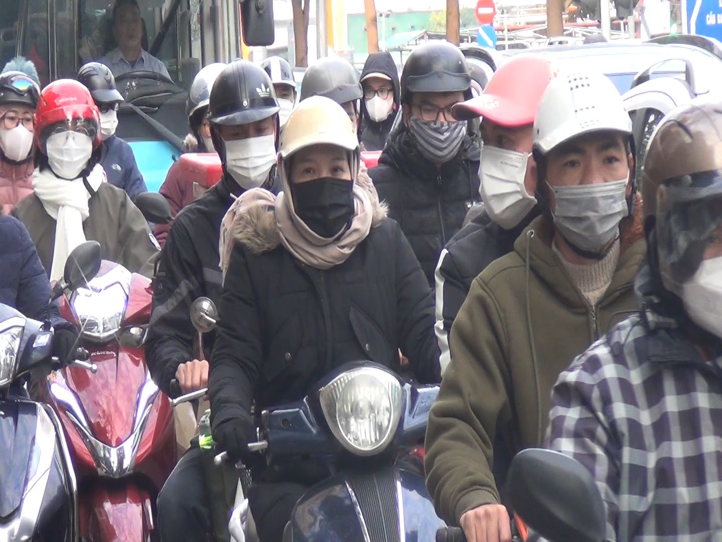Do thời tiết Hà Nội lạnh sâu gây khó khăn cho người tham gia giao thông bằng xe máy.