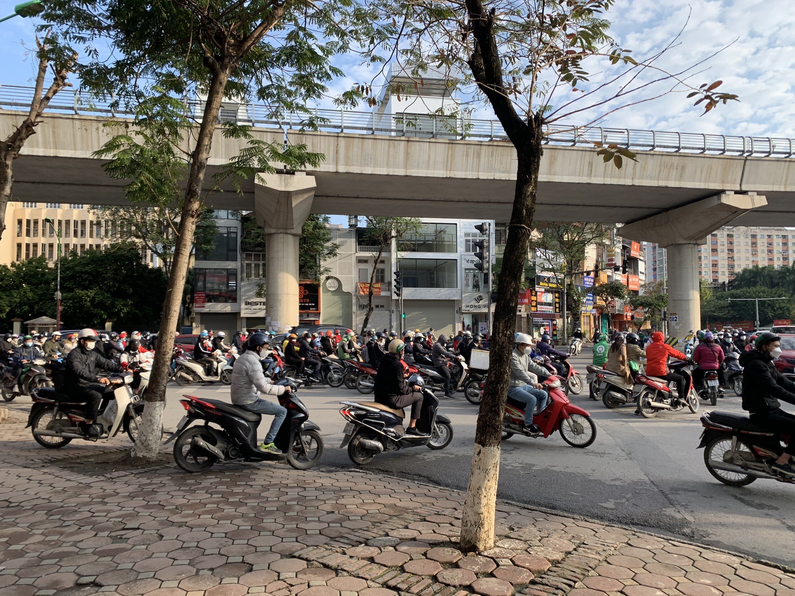 Trục đường Cầu Giấy (cả hai chiều), tình trạng ùn tắc cũng xuất hiện.