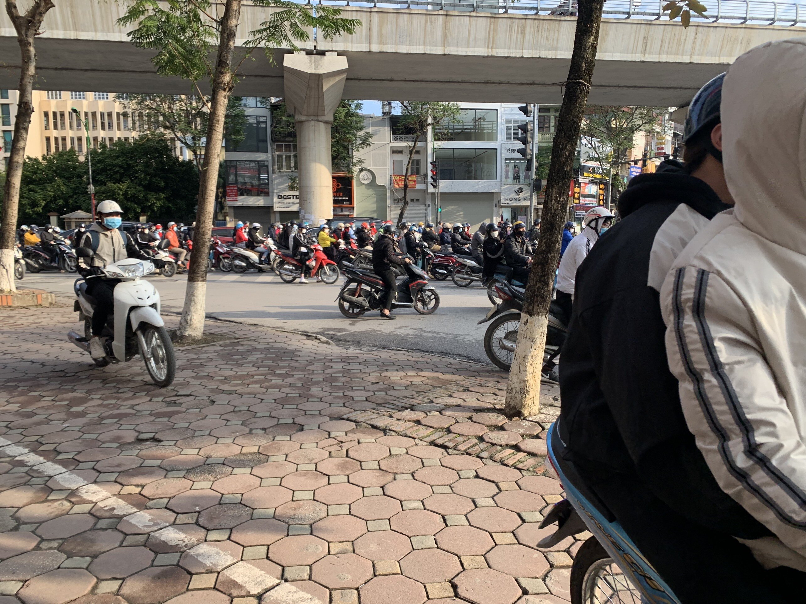 Một số người đi xe máy thiếu kiên nhẫn khi đường tắc nên đã đi xe máy lên vỉa hè.