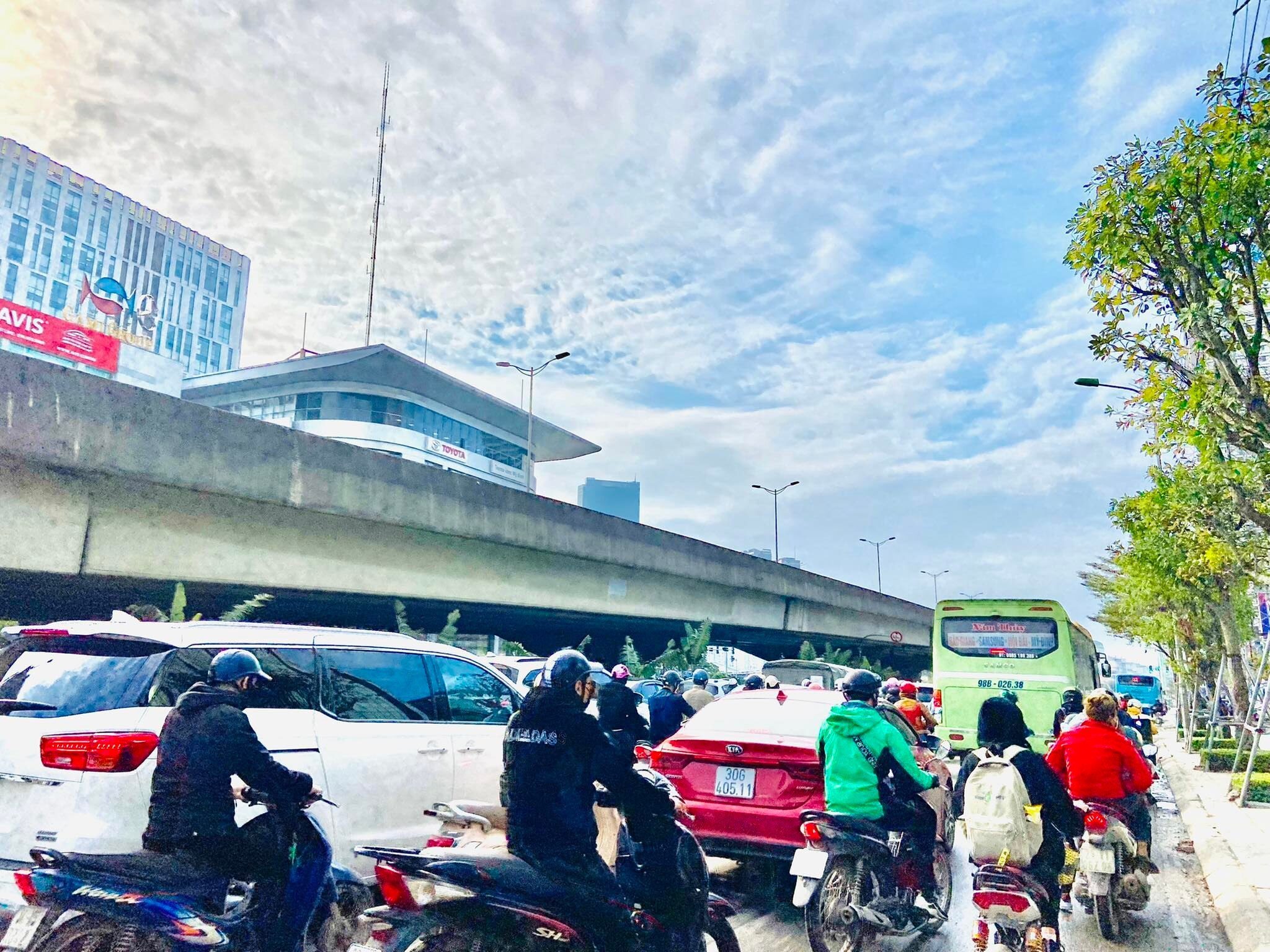 Đường Phạm Hùng (đoạn gần bến xe Mỹ Đình) tắc cứng sáng nay.