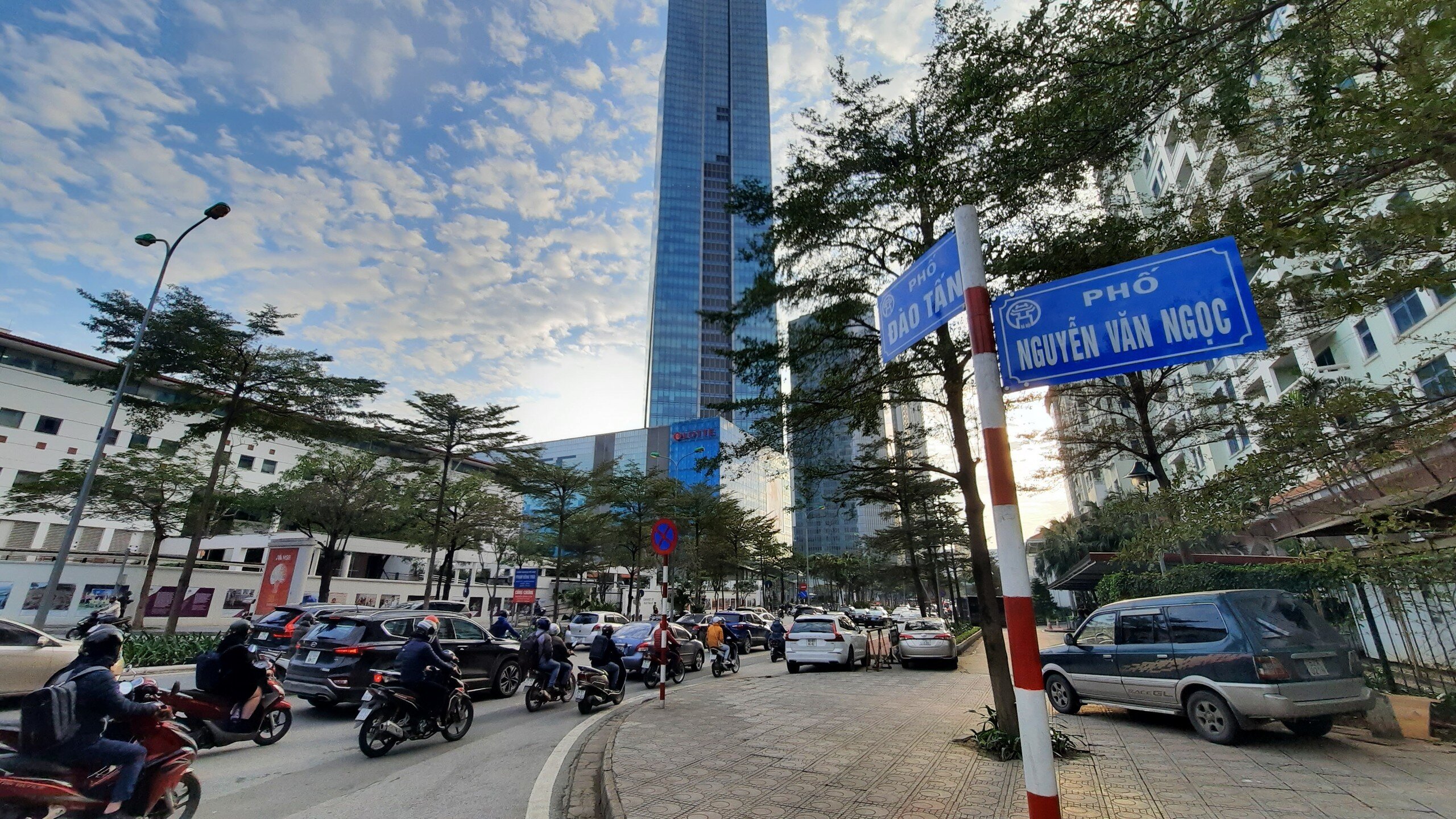 Tại nút giao Nguyễn Văn Ngọc - Đào Tấn, từ hơn 7h, người tham gia giao thông đã gặp khó khăn khi di chuyển.