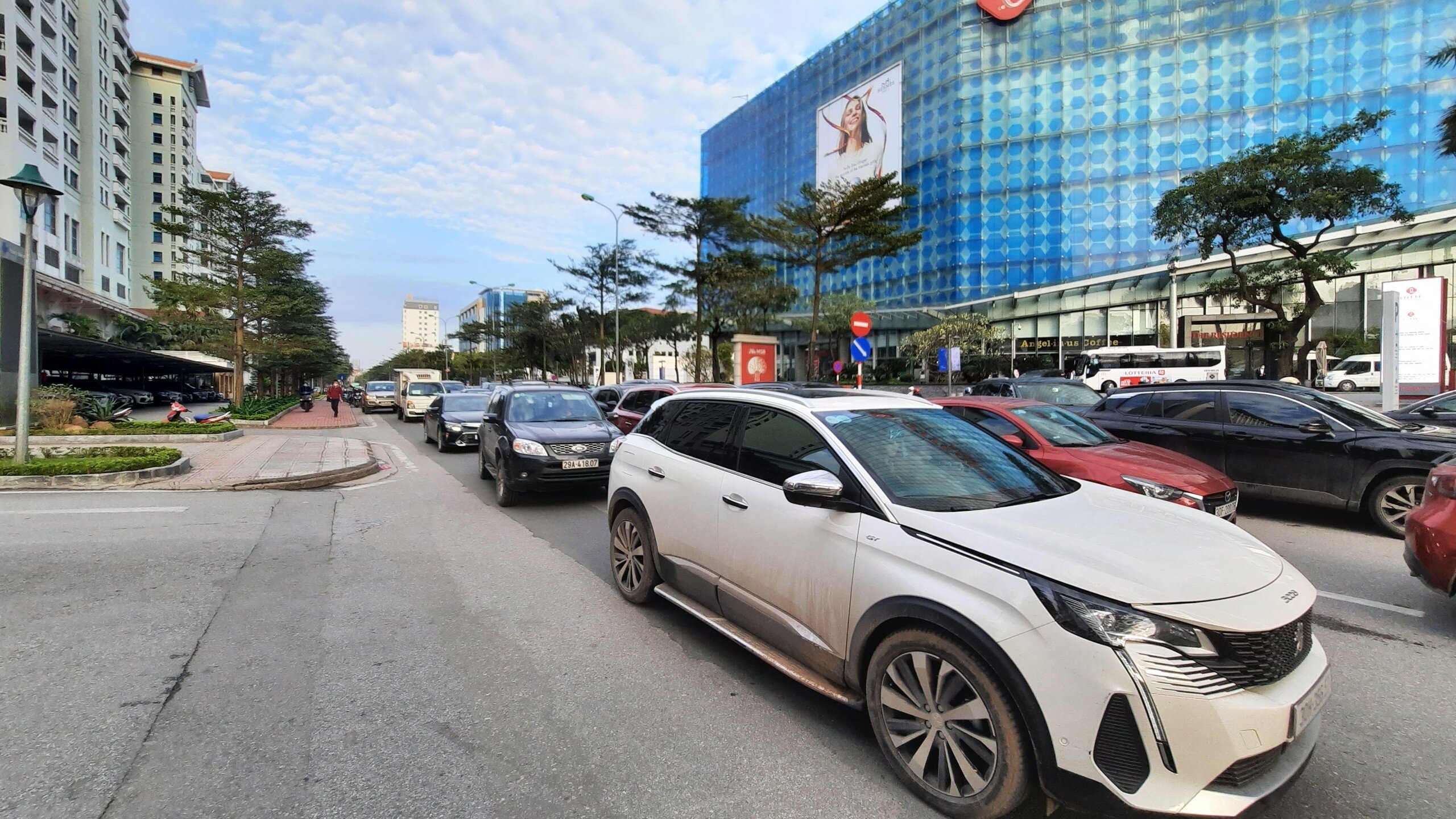 Trên đường Đào Tấn hướng đi Kim Mã, hàng dài ô tô nối đuôi nhau nhích từng chút một.
