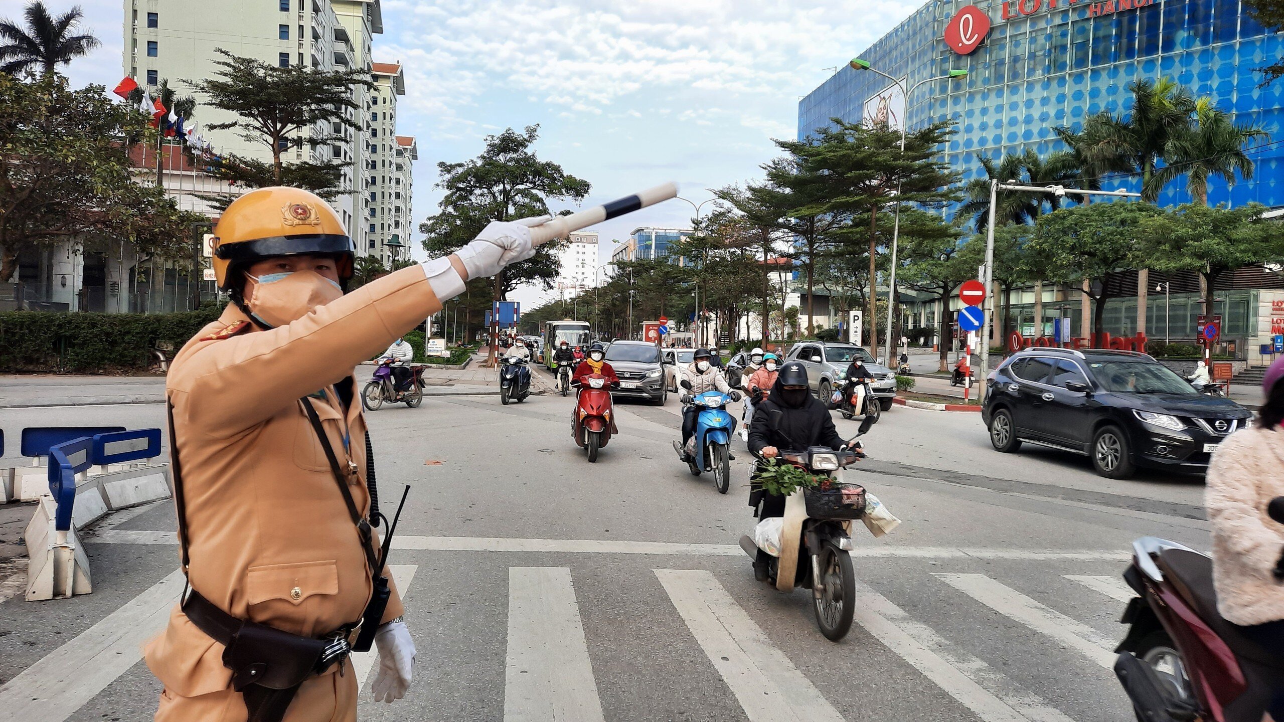 Lực lượng CSGT tăng cường tại nút giao Đào Tấn - Liễu Giai để phân luồng, điều tiết giao thông...