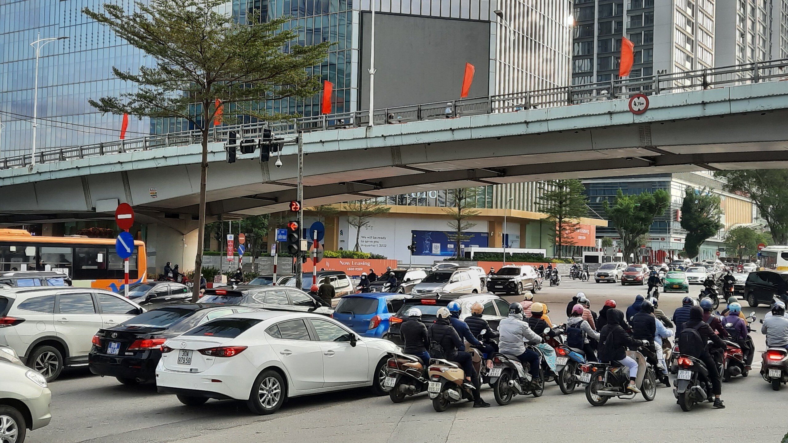 "Hôm nay ngày đầu tiên sinh viên quay lại trường học, lại là ngày đầu tuần, nên lưu lượng phương tiện tham gia giao thông trên nhiều tuyến phố gia tăng", chiến sỹ CSGT làm nhiệm vụ tại nút giao Đào Tấn - Liễu Giai cho hay.
