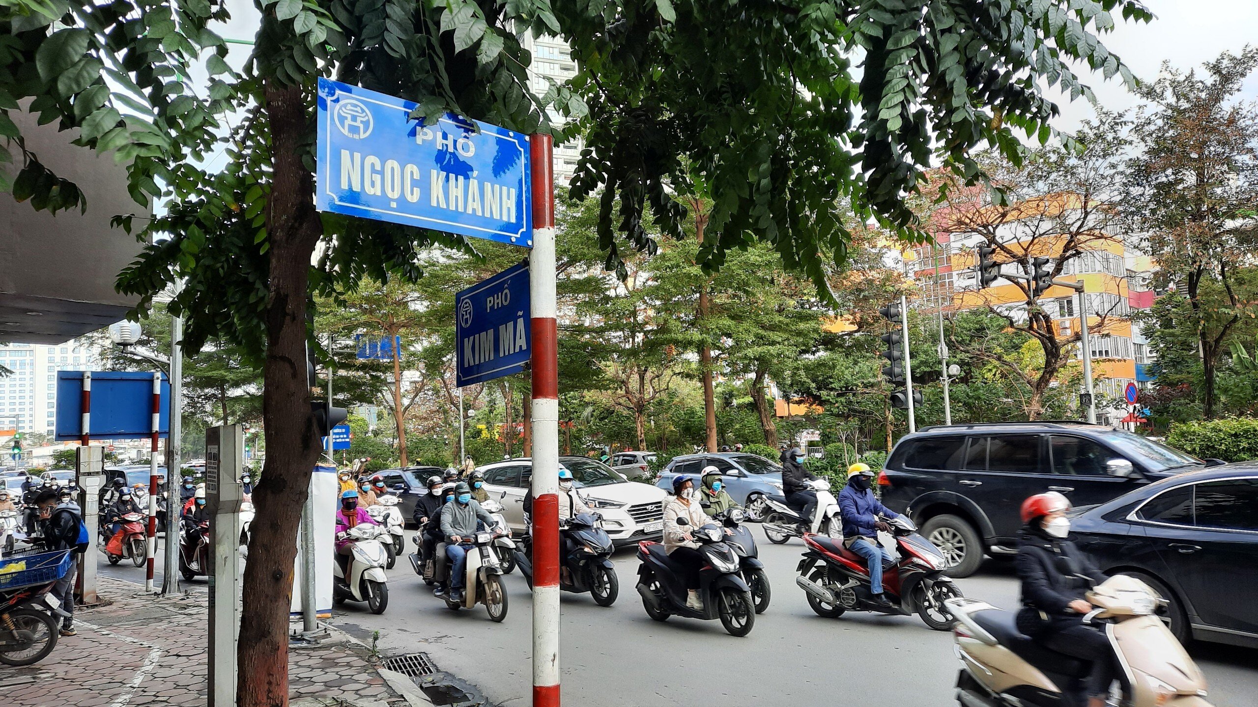 Tại nút giao Kim Mã - Ngọc Khánh cũng xuất hiện tình trạng ùn tắc, người điều khiển phương tiện khó di chuyển.