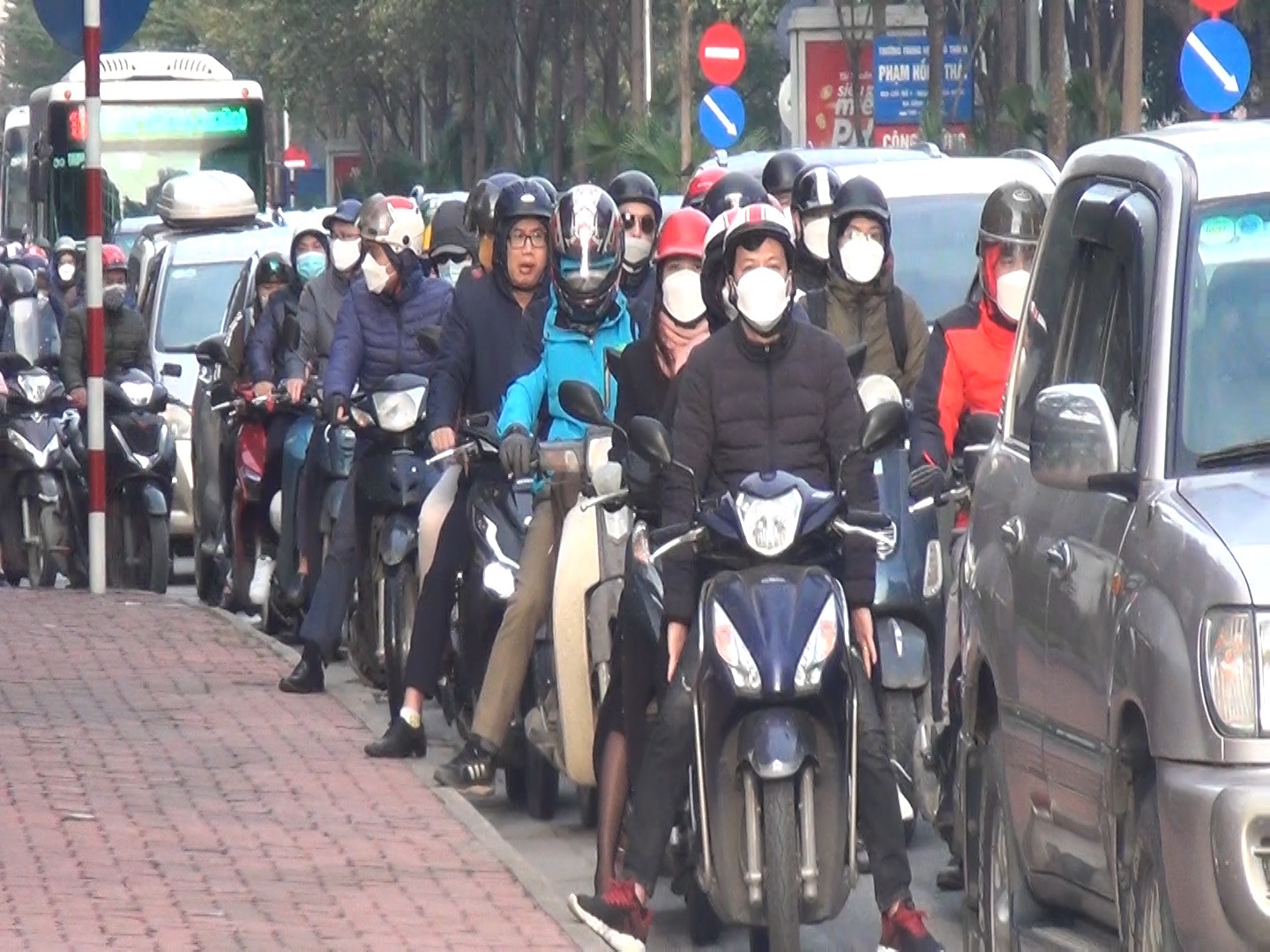 Anh Quách Hà Đương (quận Cầu Giấy) cho biết, dự đoán hôm nay đường sẽ đông hơn nên tôi đi làm sớm hơn, nhưng ra đường vẫn gặp tình trạng tắc. Thời tiết lạnh nữa nên cảm thấy di chuyển vất vả hơn ngày thường.