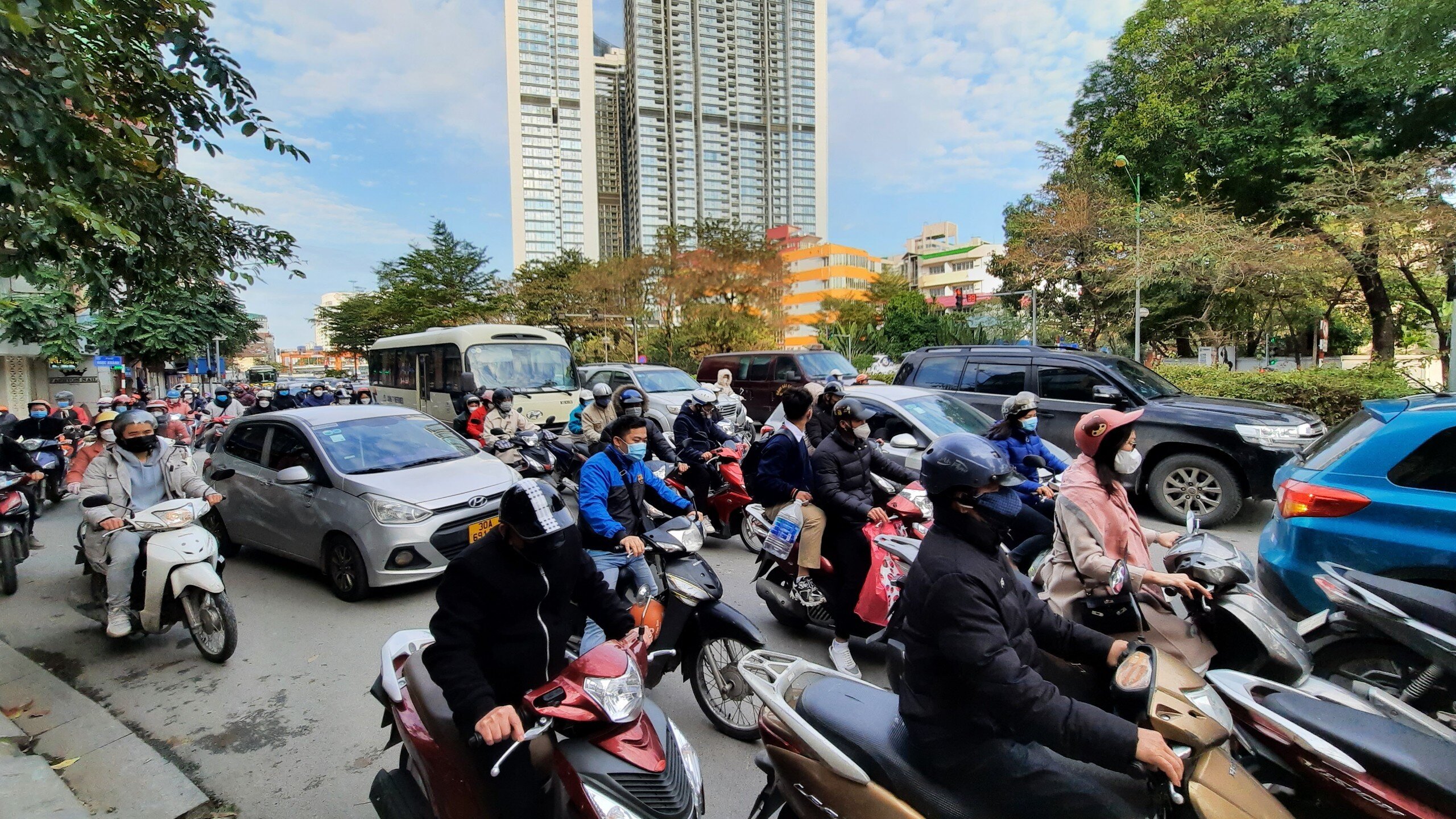 Hàng dài xe máy và ô tô chen lấn di chuyển khó khăn tại phố Kim Mã.