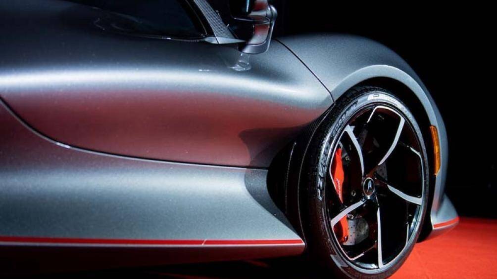 Là xe 2 cửa và 2 chỗ ngồi, McLaren Elva sở hữu chiều dài 4.611 mm, chiều rộng 1.944 mm, chiều cao 1.088 mm