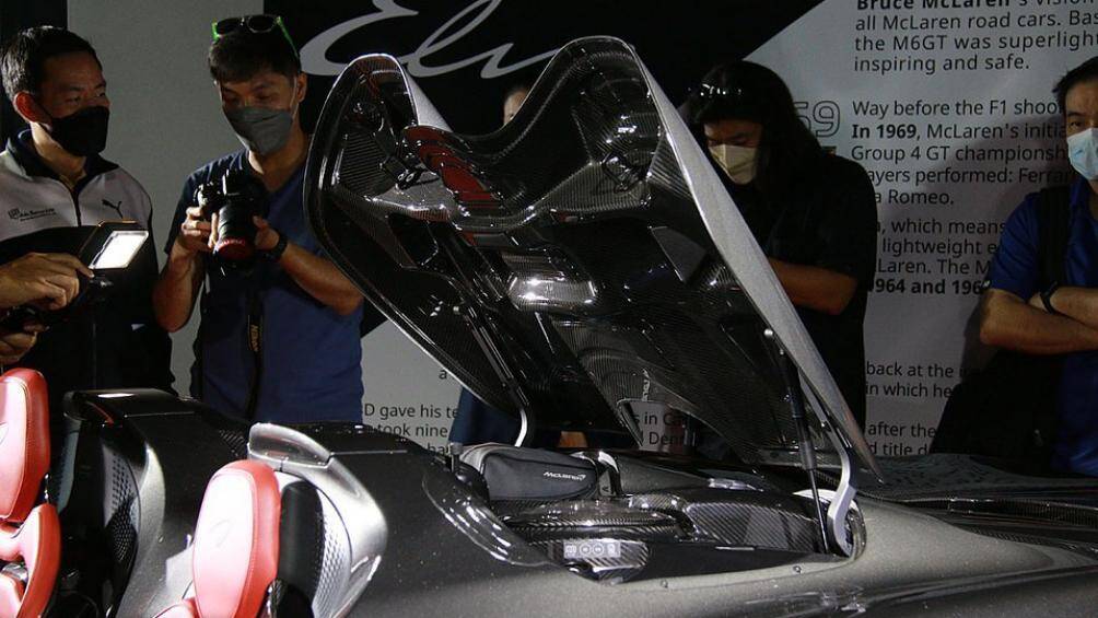 Siêu xe này có những tính năng nổi bật như hệ thống định vị, camera lùi và điều hòa tự động