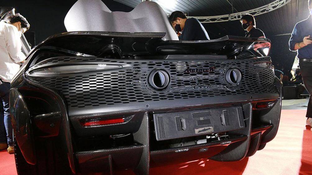 Đặc biệt, siêu xe mui trần này có trọng lượng chỉ 1.351 kg nhờ hệ thống khung gầm và thân vỏ bằng sợi carbon