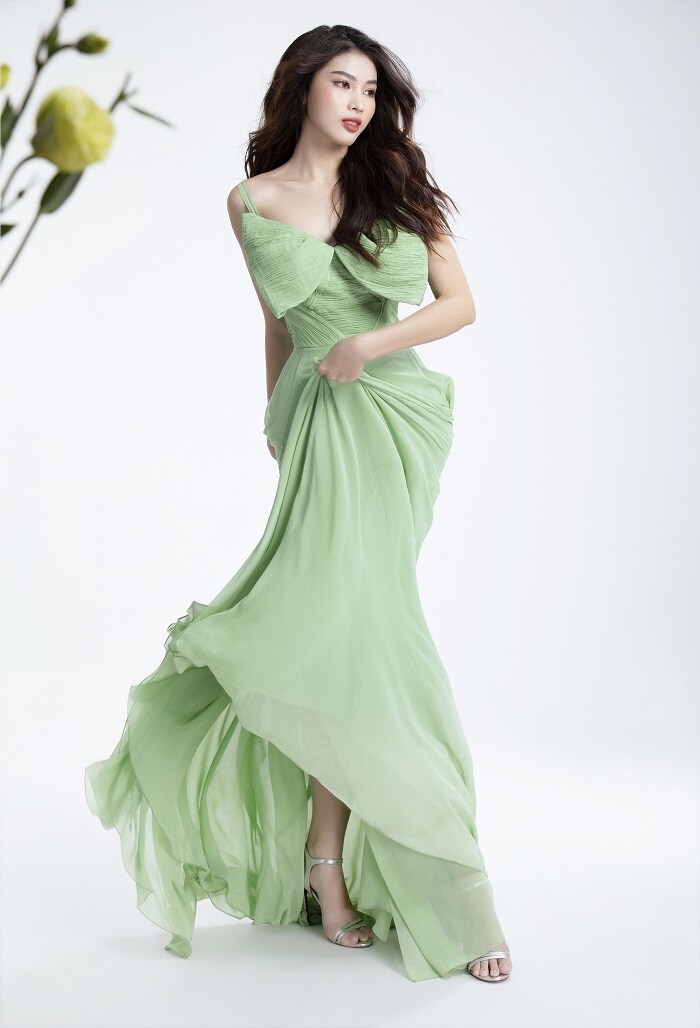 Kết hợp với đạo cụ như lụa, hoa, Ngọc Thảo tỏ ra chuyên nghiệp trong cách "thả dáng" để bắt được những khoảnh khắc tạo điểm nhấn cho nhan sắc của mình