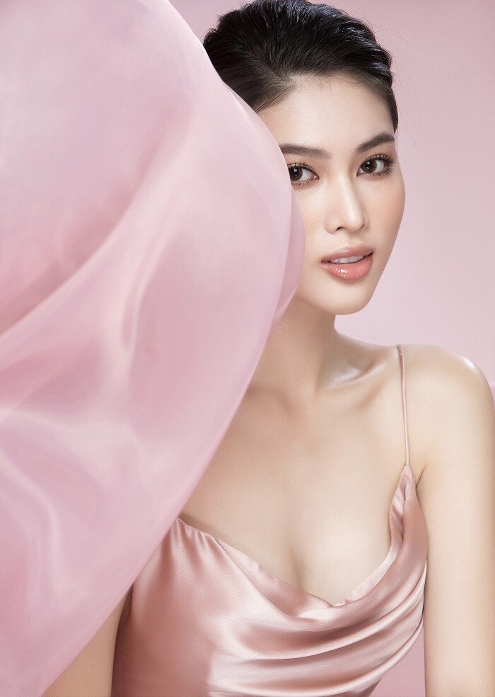 Người đẹp chọn lối trang điểm nhẹ nhàng để tôn lên vẻ đẹp tự nhiên