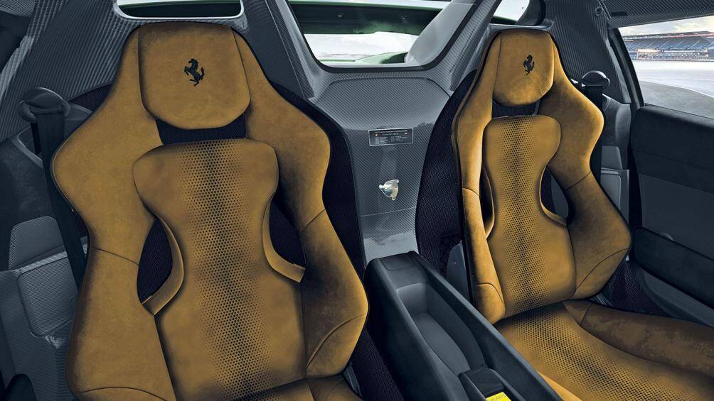 Khách hàng có thể lựa chọn cá nhân hóa chất liệu bọc cho khoang nội thất với da Alcantara hoặc chất liệu da truyền thống