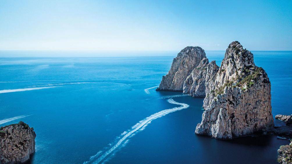 Đối với những khách hàng thích nội thất được bọc chất liệu da truyền thống, bộ ghế ngồi sẽ có thiết kế trừu tượng mô phỏng lại hình ảnh của những ngọn đồi xa