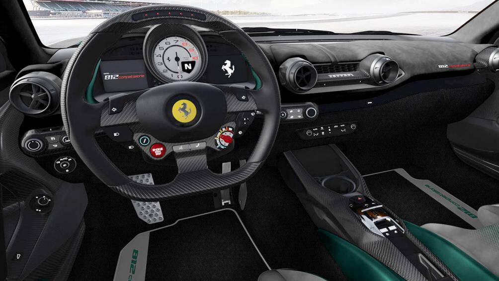 Đối với những người chọn Alcantara, chiếc xe này sẽ được trang bị bộ ghế đua có thiết kế da bọc đục lỗ rất nhỏ và mờ với hoa văn