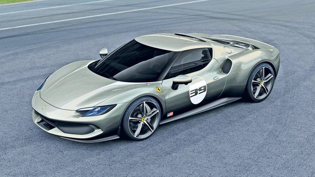 Phần giữa của hai ghế ngồi sẽ được ốp carbon tinh xảo cùng logo kim loại biểu thị phiên bản giới hạn cũng như đánh dấu cột mốc kỷ niệm