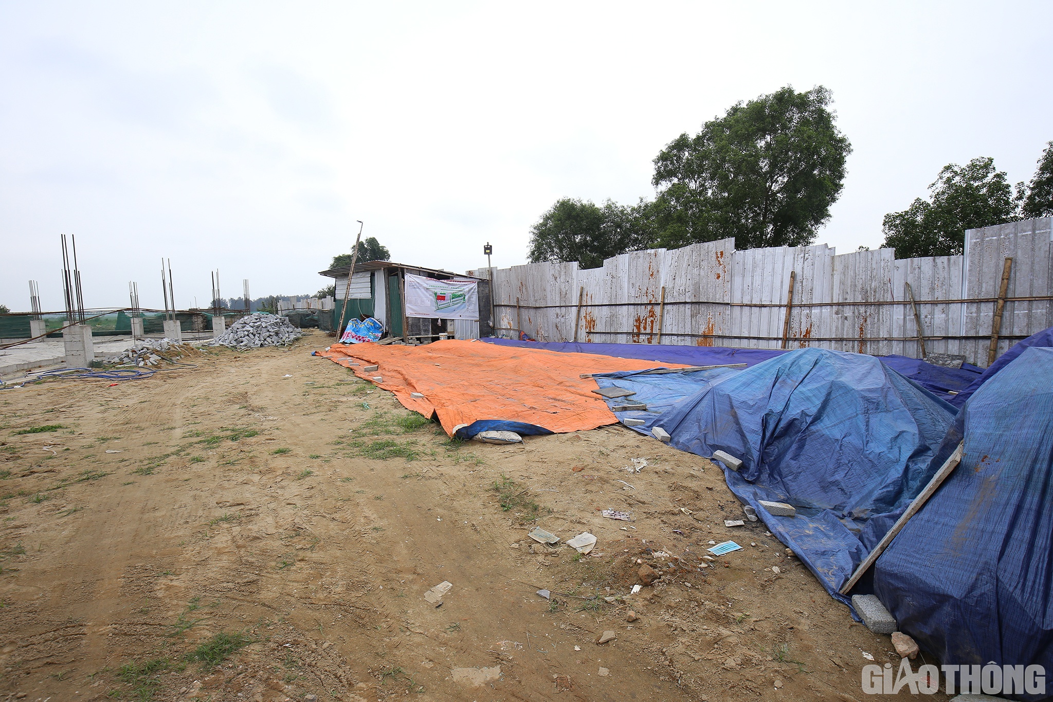 Tuy nhiên, theo tìm hiểu của PV Báo Giao thông, ngày 3/8/2021, Sở NN&PTNT có Văn bản số 2804/SNN-CCTL do ông Nguyễn Văn Đệ - Giám đốc Sở NN&PTNT ký gửi cho UBND tỉnh Nghệ An khẳng định: Khu vực đề xuất xây dựng dự án nằm phía ngoài tuyến đê Tả Lam hiện tại và nằm phía trong tuyến đê Tả Lam cũ, không ngập nước trong mùa lũ, không phải là bãi sông theo quy định của Luật Đê điều nên không thuộc phạm vi điều chỉnh của Điều 26 của Luật Đê điều.