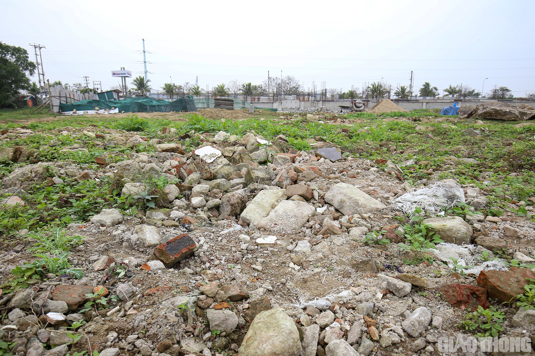 Đúng sai trong việc cấp phép thực hiện dự án này sẽ được các sở, ngành, UBND tỉnh Nghệ An và thậm chí là các cơ quan cấp Bộ xem xét lại. Tuy nhiên, sự bất nhất của sở ngành chức năng tỉnh Nghệ An đã ảnh hưởng nghiêm trọng tới quyền lợi của doanh nghiệp thực hiện dự án và sâu xa là các chính sách thu hút, tạo điều kiện của tỉnh trong kêu gọi đầu tư. Thiết nghĩ, tỉnh Nghệ An cần nhanh chóng làm rõ trách nhiệm của các bên liên quan trước việc "tiền hậu bất nhất" này và có hình thức xử lý nghiêm minh!