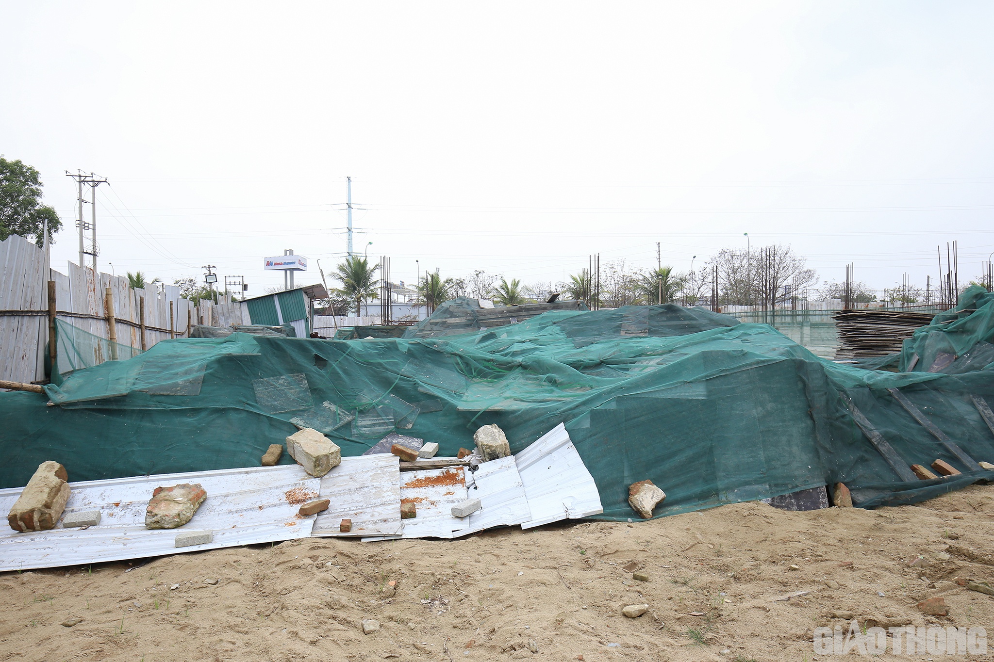 Một dự án có quy mô hơn 13,7 ngàn m2 vi phạm quy định Luật đê điều bị đình chỉ để làm rõ là hoàn toàn chính đáng (!?). Tuy nhiên, điều dư luận đang băn khoăn là tại sao trước đó Sở NN&PTNT Nghệ An đã có văn bản do người đứng đầu sở này ký gửi UBND tỉnh đã khẳng định nằm ngoài tuyến đê mới, không thuộc phạm vi điều chỉnh của Điều 26 của Luật Đê điều và không ảnh hưởng đến tiêu thoát lũ. Thế nhưng, chỉ sau đó 3 tháng, đơn vị trực thuộc Sở NN&PTNT Nghệ An lại lập biên bản vì vi phạm Luật Đê điều và đình chỉ dự án.