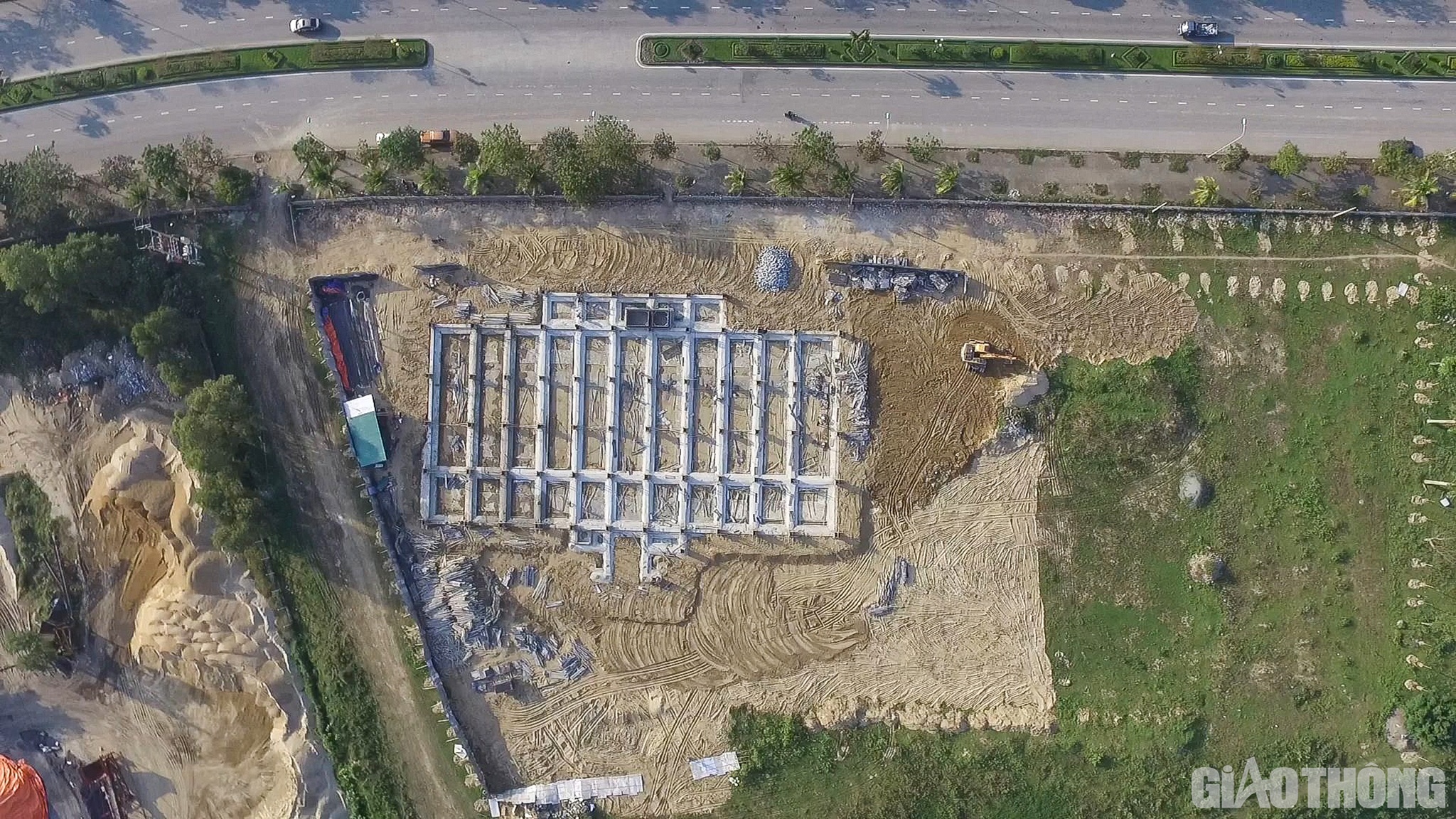 Dự án sau đó được Sở Xây dựng cấp Giấy phép xây dựng số 74 ngày 16/8/2021 cho Cty CP Đầu tư & Phát triển Vinh Hưng (địa chỉ khối 5, phường Bến Thủy, TP Vinh), với tổng diện tích 13.713,8m2, trong đó diện tích công trình xây dựng 1.639,1m2, cao 2 tầng tại vị trí đê tả Lam thuộc khối 5, phường Bến Thủy.