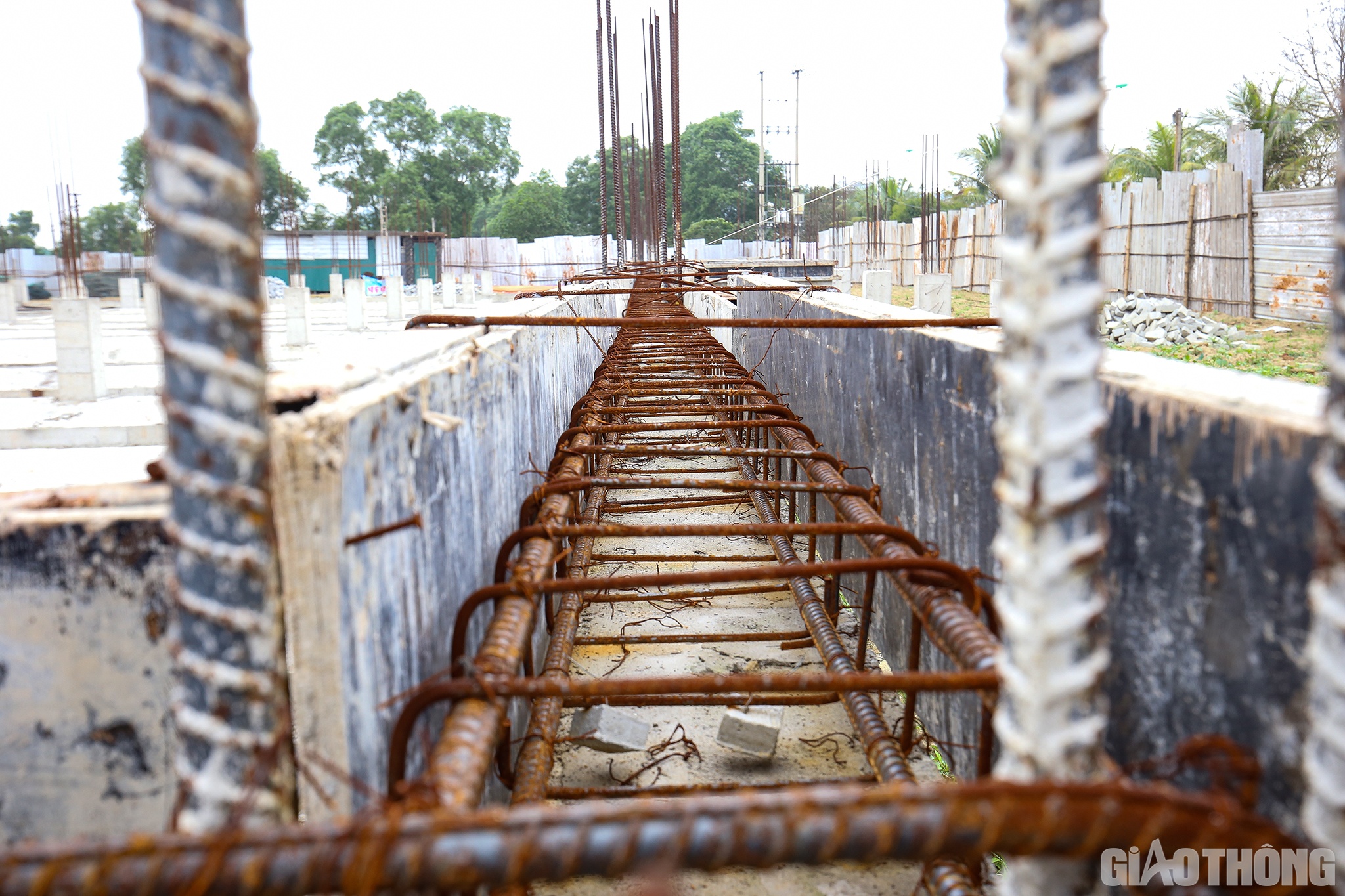 Do để ngoài trời lâu ngày không được che đậy nên hầu hết phần sắt lòi ra ngoài của móng công trình đã bị gỉ sét, nhiều tấm ván cốt pha để lót đổ bê tông nằm lăn lóc ngoài trời, một số ít khác được che đậy bằng những tấm lưới.