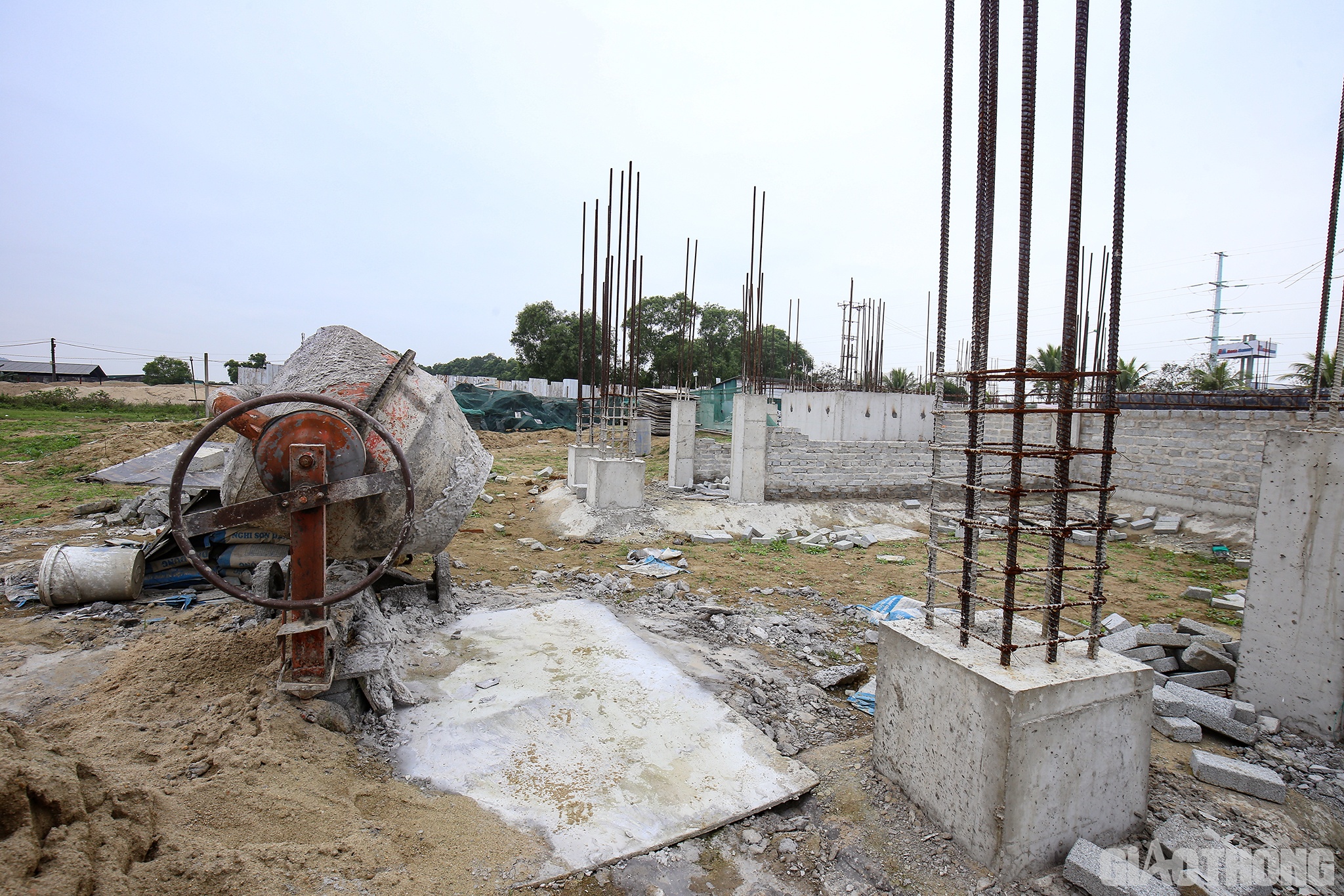 Theo ghi nhận của PV vào ngày 15/2/2022, dự án đã được triển khai xây dựng đến phần móng của một công trình ở góc phía Tây Nam dự án. Thời điểm PV có mặt, không có dấu hiệu của việc thi công xây dựng hay công nhân, máy móc nào đang làm việc.