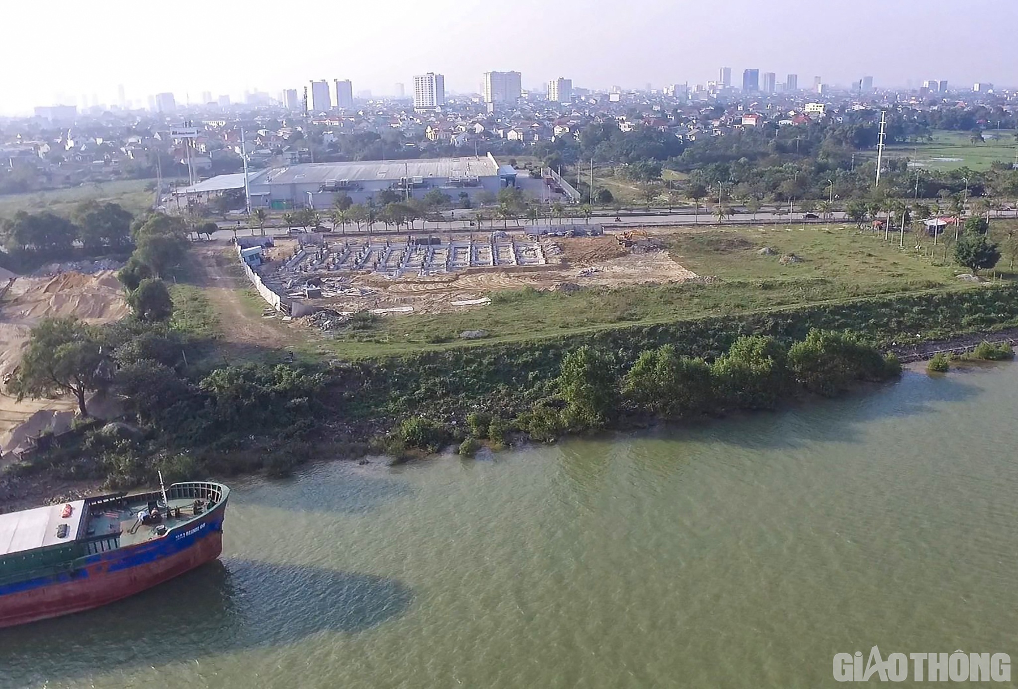 Dự án quần thể khu vui chơi, giải trí và du lịch ven sông Lam tại phường Bến Thủy, TP Vinh được UBND tỉnh Nghệ An phê duyệt quy hoạch chi tiết xây dựng tỉ lệ 1/500 tại Quyết định 386 ngày 24/1/2017; Quyết định phê duyệt quy hoạch chi tiết số 53 ngày 7/1/2020; và được Sở TN&MT cấp Giấy chứng nhận quyền sử dụng đất CH537629 ngày 17/10/2017.