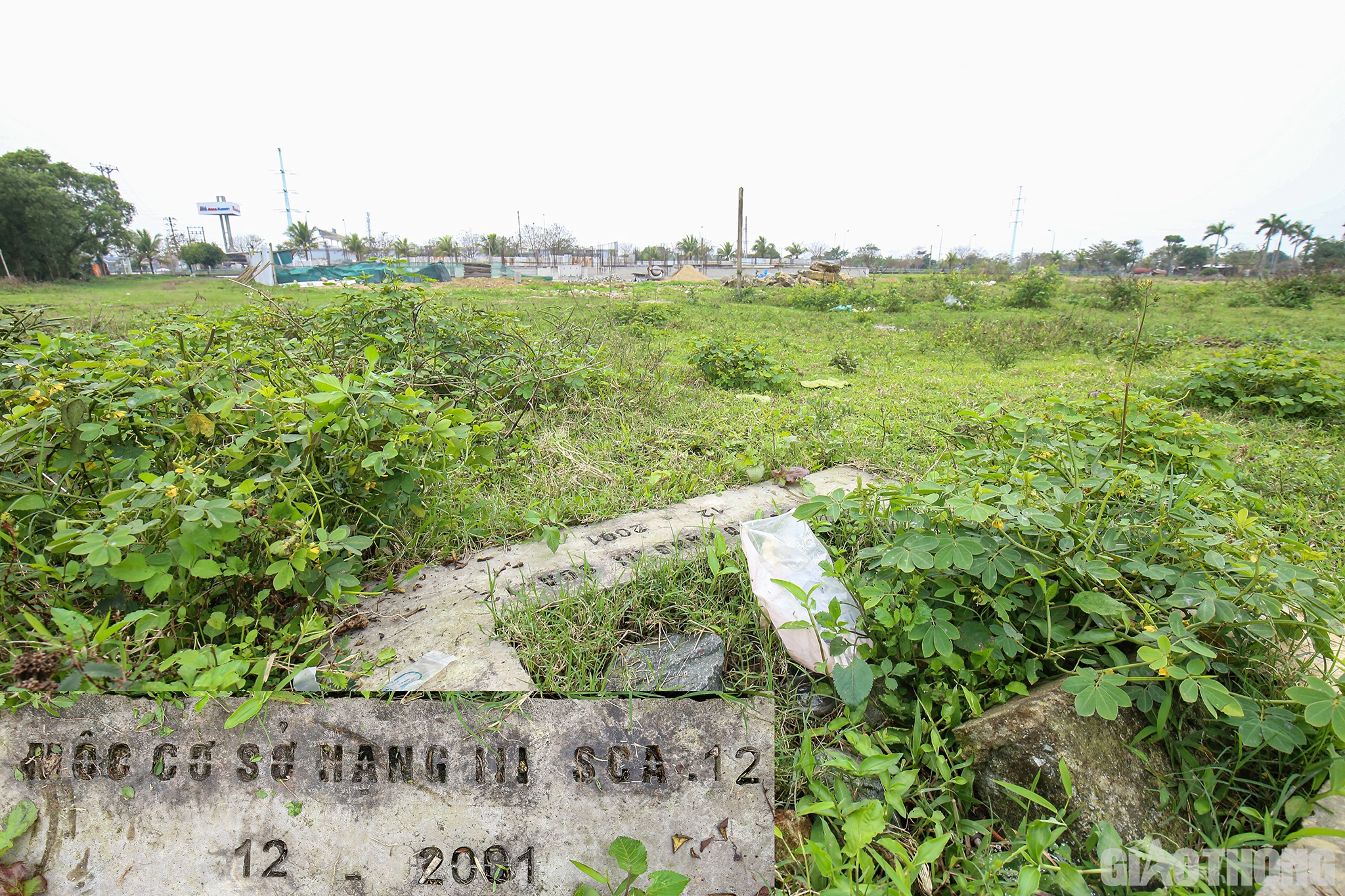 Quá trình thi công, ngày 25/11/2021, Chi cục Thủy lợi Nghệ An, Hạt Quản lý đê Vinh phát hiện và lập biên bản về việc vi phạm pháp luật về lĩnh vực đê điều và thiên tai trong đó ghi rõ: Công trình do Công ty CP Đầu tư & Phát triển Vinh Hưng đã có hành vi vi phạm xây dựng công trình trên bãi sông, vi phạm Điều 26 Luật Đê điều, Điều 21 Nghị định 104/2017/NĐ-CP ngày 14/9/2017. Đồng thời đình chỉ xây dựng công trình do xây dựng trái phép trên bãi sông, buộc chủ đầu tư khôi phục lại hiện trạng ban đầu.