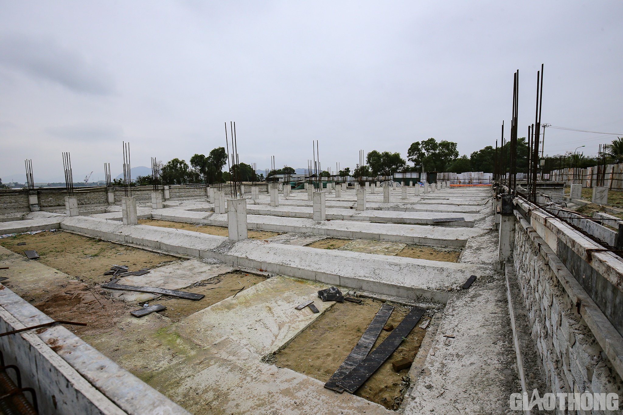 Tuy nhiên, dự án vẫn được chủ đầu tư triển khai xây dựng. Và sau khi có phản ảnh, ngày 1/12/2021, Chi cục Thủy lợi Nghệ An, Hạt Quản lý đê Vinh và đại diện chính quyền địa phương tiếp tục lập biên bản với dự án trên.