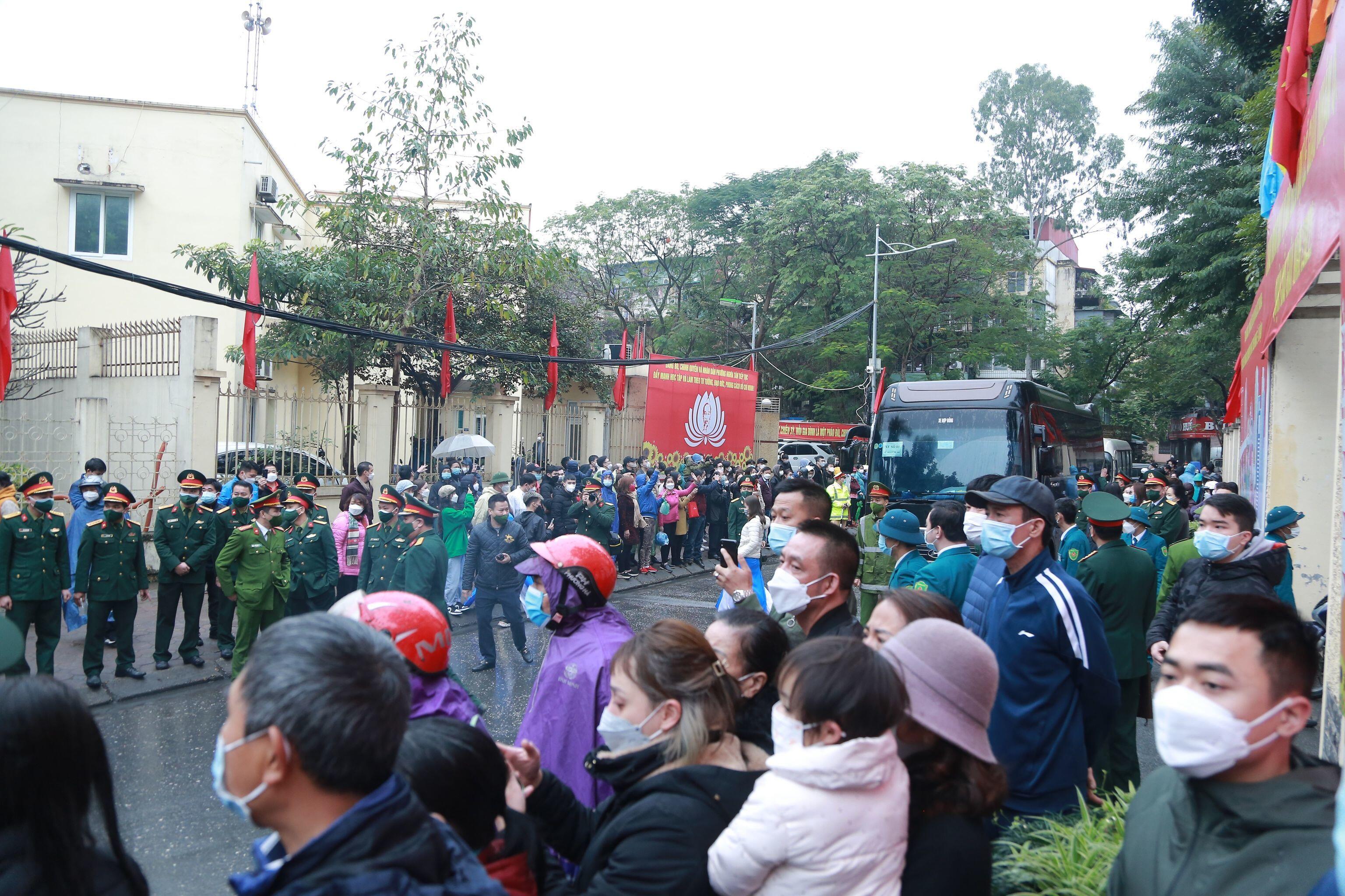 Sáng nay (16/2), 30 quận huyện, thị xã trên địa bàn TP Hà Nội đồng loạt tổ chức lễ giao nhận quân năm 2022.