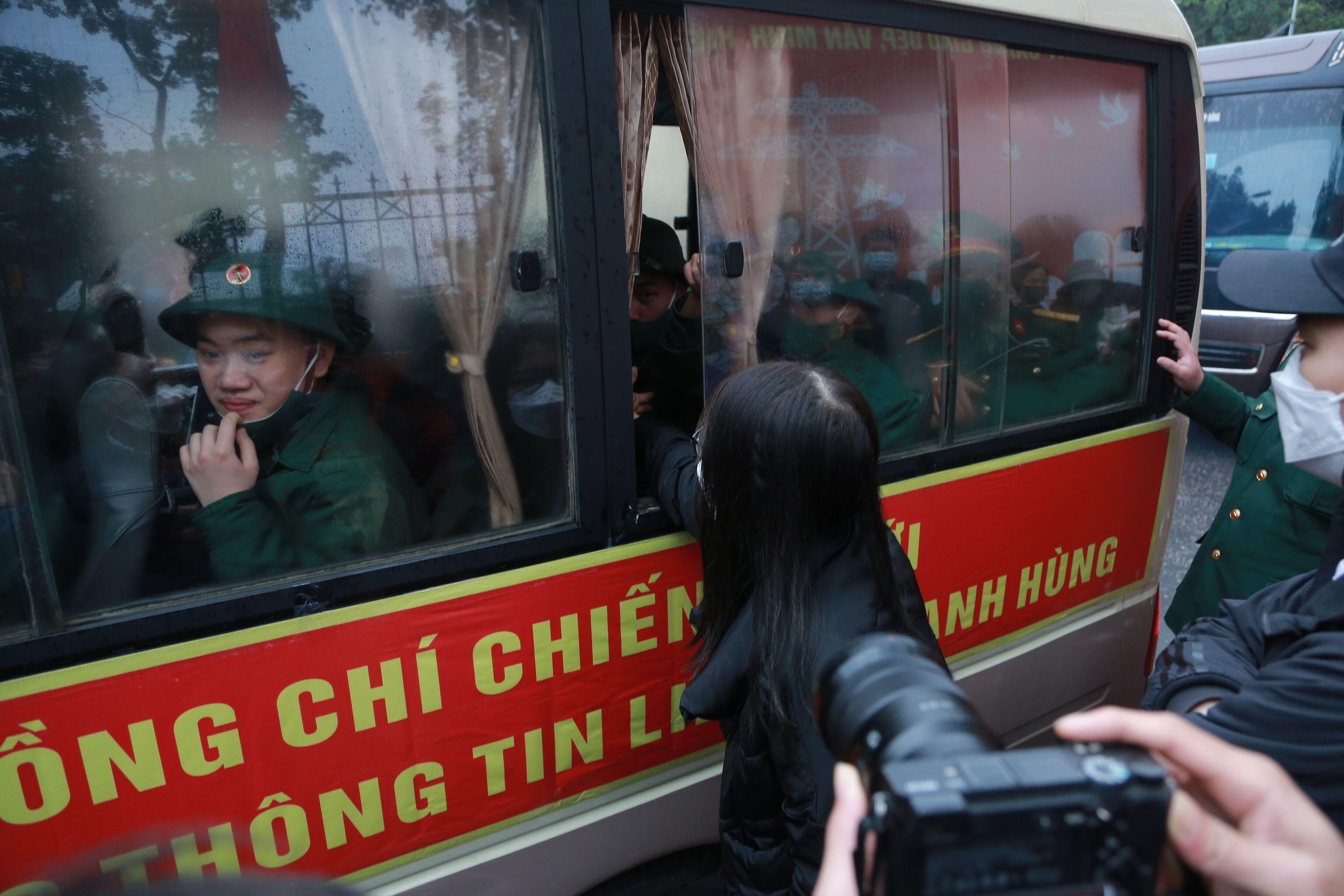 Một số người thân còn đưa tay vào bắt tay các chiến sĩ lần cuối trước những người lính trẻ nhập ngũ.