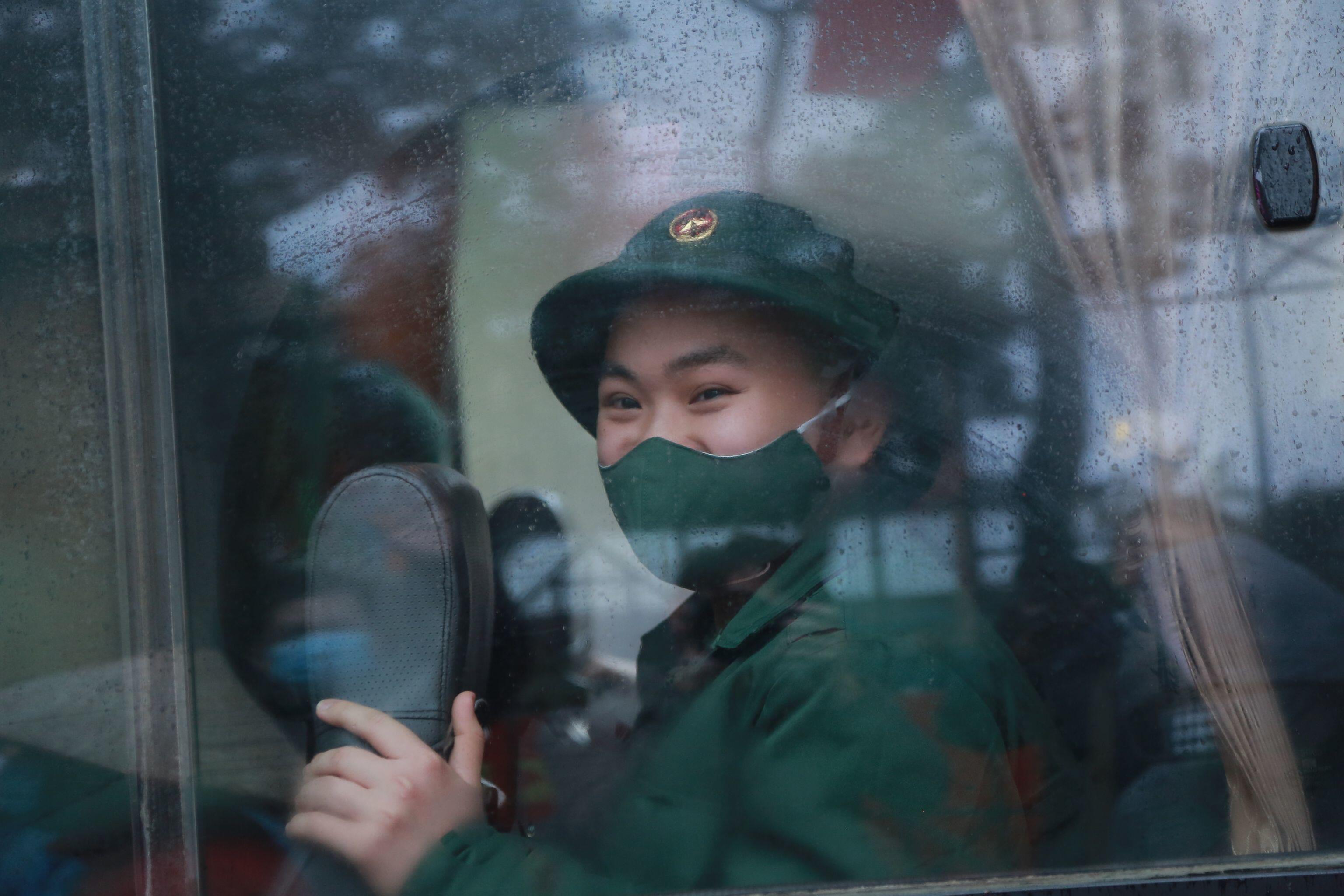 Gương mặt hồ hởi của người lính trẻ trong giờ phút tạm xa người thân để làm nhiệm vụ thiêng liêng.