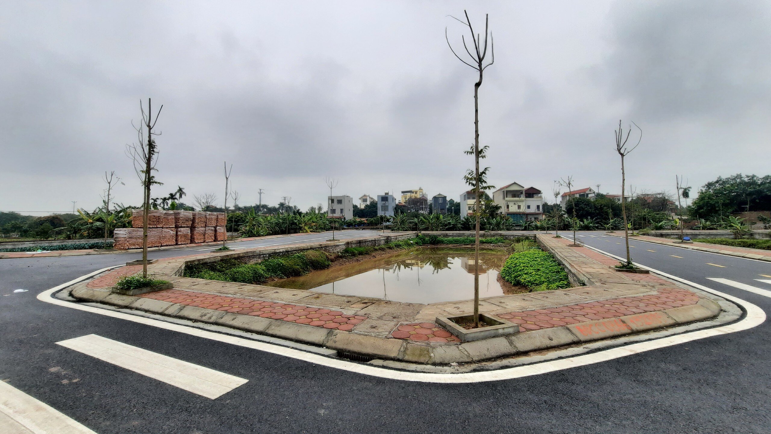 Tuy nhiên, hạng mục đèn chiếu sáng vẫn chưa được lắp đặt.