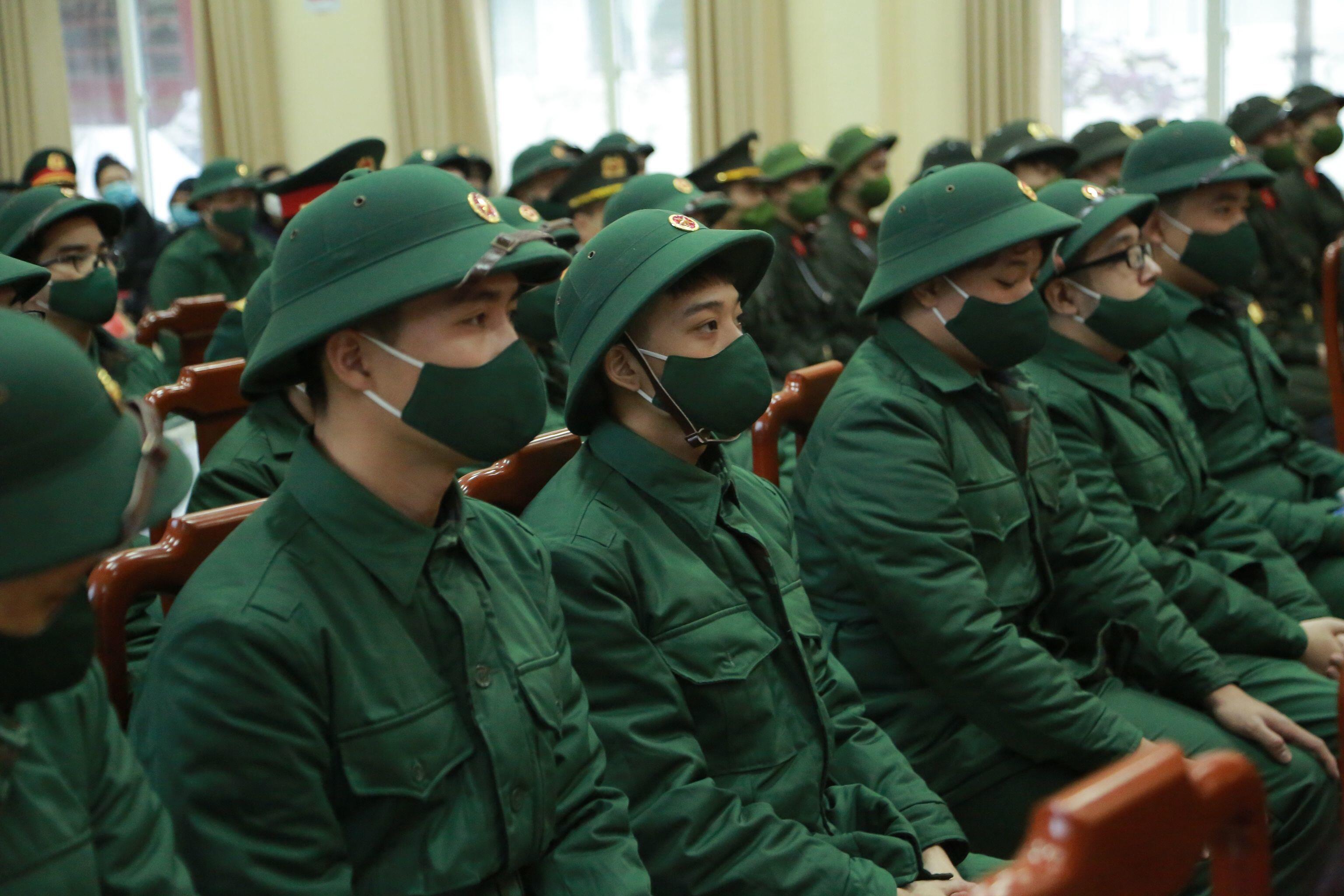 Tại quận Cầu Giấy, buổi lễ giao nhận quân được tổ chức trang nghiêm với sự tham gia của các quân nhân và người thân. 100% các quân nhân và người thân tham dự buổi lễ đeo khẩu trang đảm bảo phòng chống dịch Covid-19.