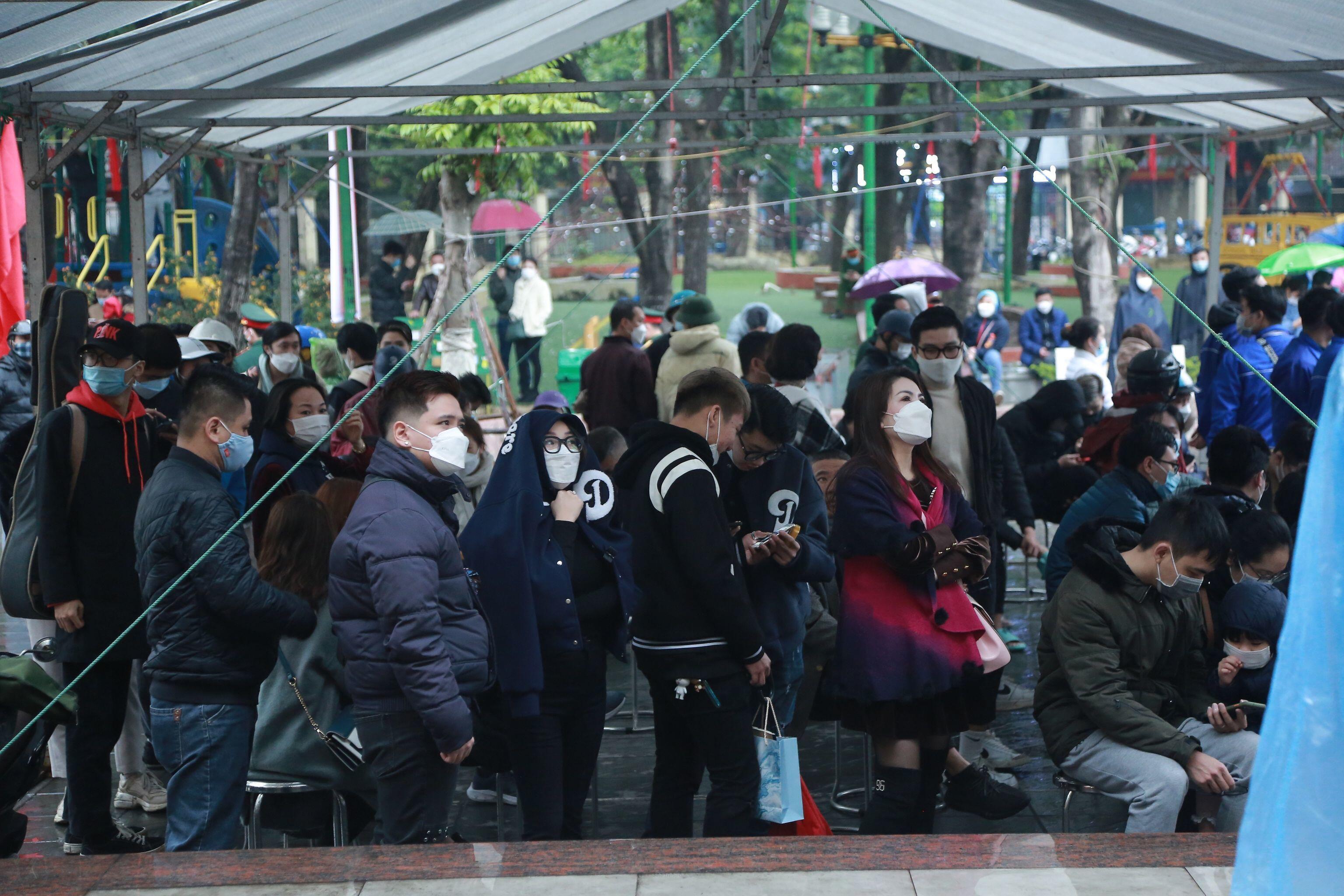 Nhiều người thân đưa các thanh niên nhập ngũ đã đến từ sớm để tham dự buổi lễ và chia tay người thân.