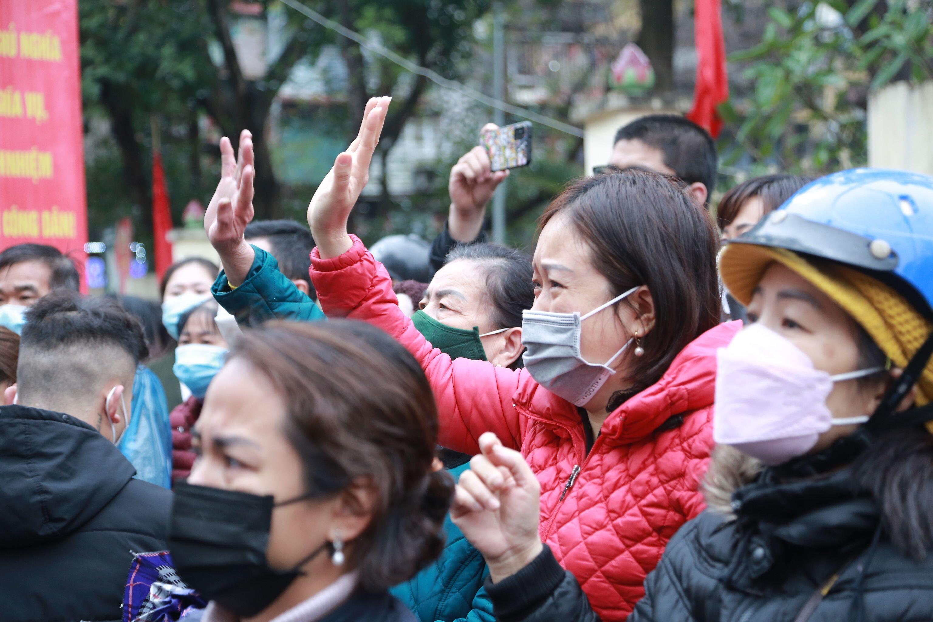 Thời tiết tại Hà Nội sáng mưa phùn cùng với lạnh nhưng người thân vẫn chờ đến giây phút chia tay các tân binh lên đường làm nhiệm vụ bảo vệ Tổ quốc.