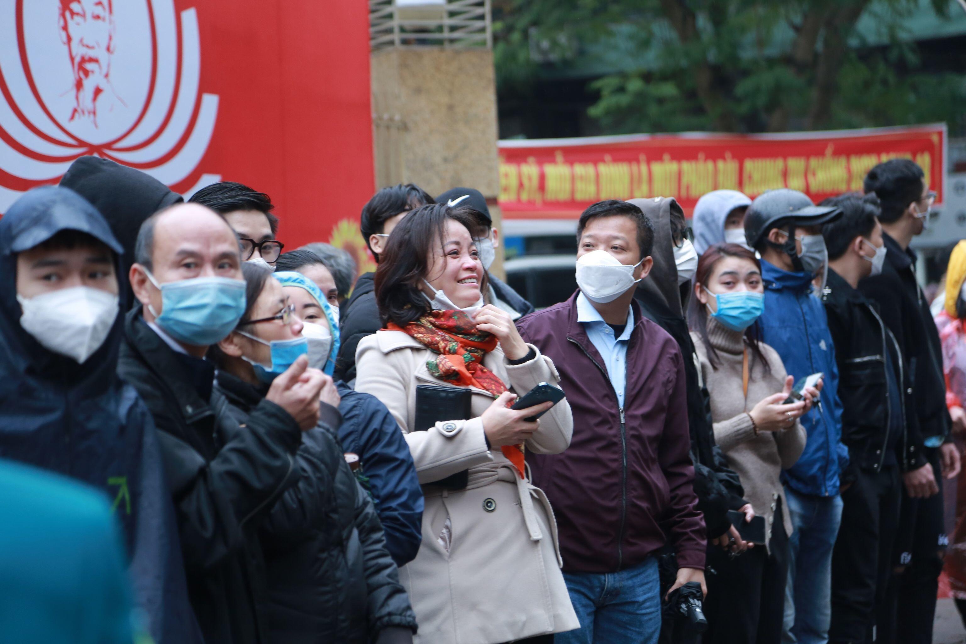 Nhiều người thân đã không kìm được nước mắt, vừa hạnh phúc vừa có gì đó nhớ nhung các anh lính trẻ.