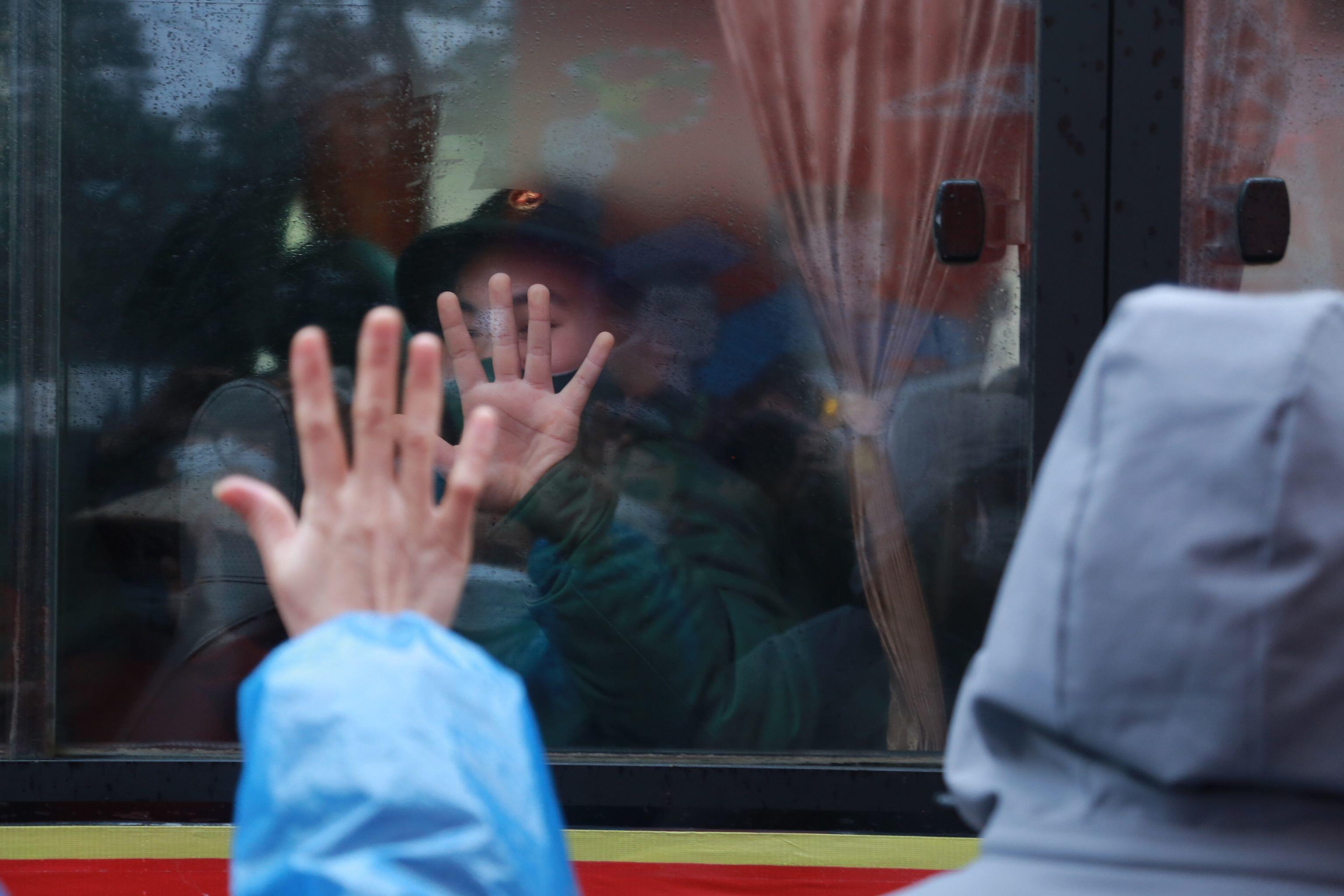 Những cái vẫy tay kèm theo lời chúc "hoàn thành nghĩa vụ tốt" đã được người thân của các quân nhân trẻ thể hiện.