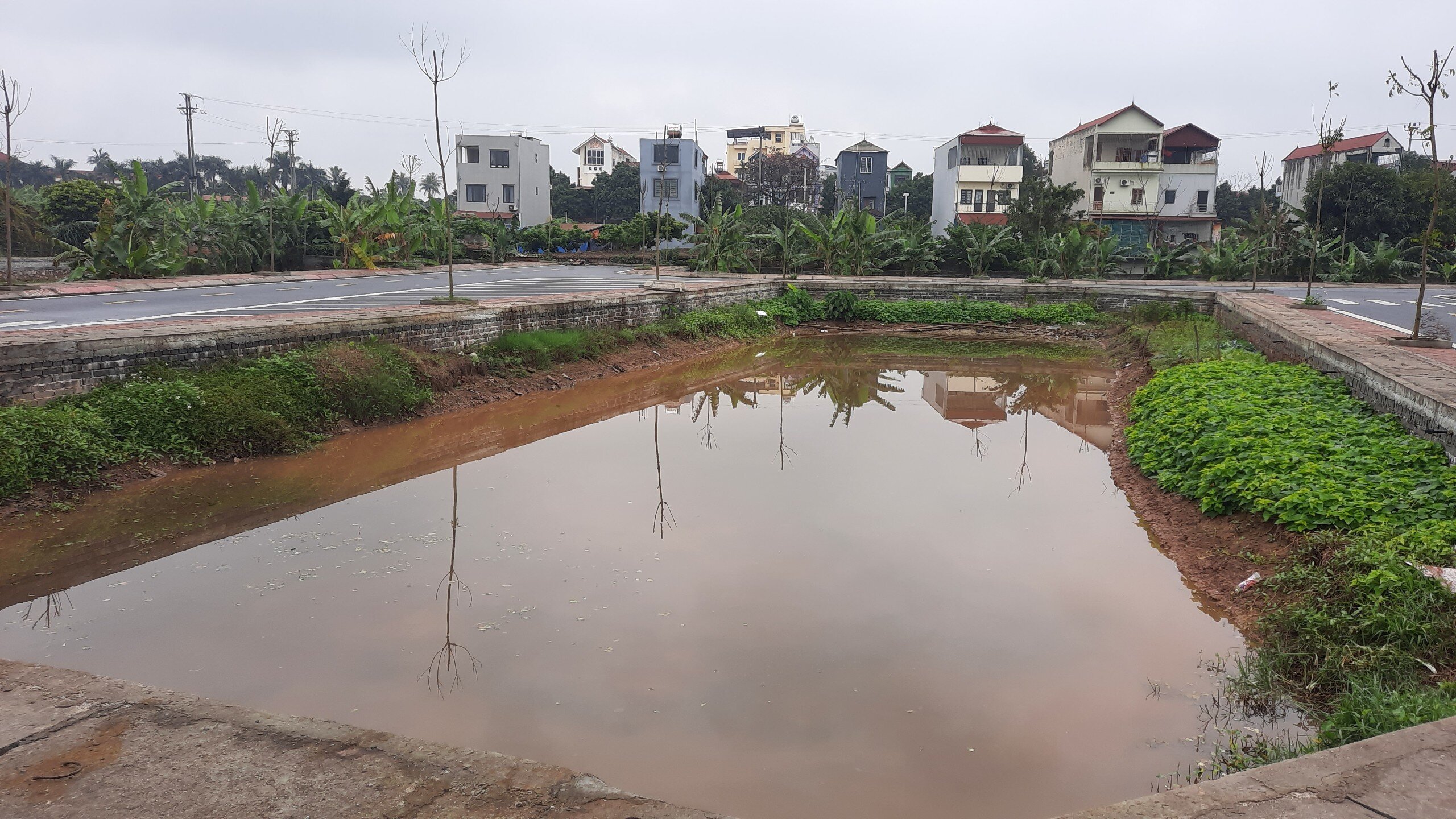 Tuy nhiên, đầu năm 2022, Cục Bổ trợ tư pháp đã ban hành kết luận thanh tra và yêu cầu UBND huyện Đan Phượng (TP Hà Nội) không phê duyệt, hủy kết quả đấu giá 26 thửa đất tại khu này vì quá trình đấu giá không tuân thủ theo quy định của pháp luật.