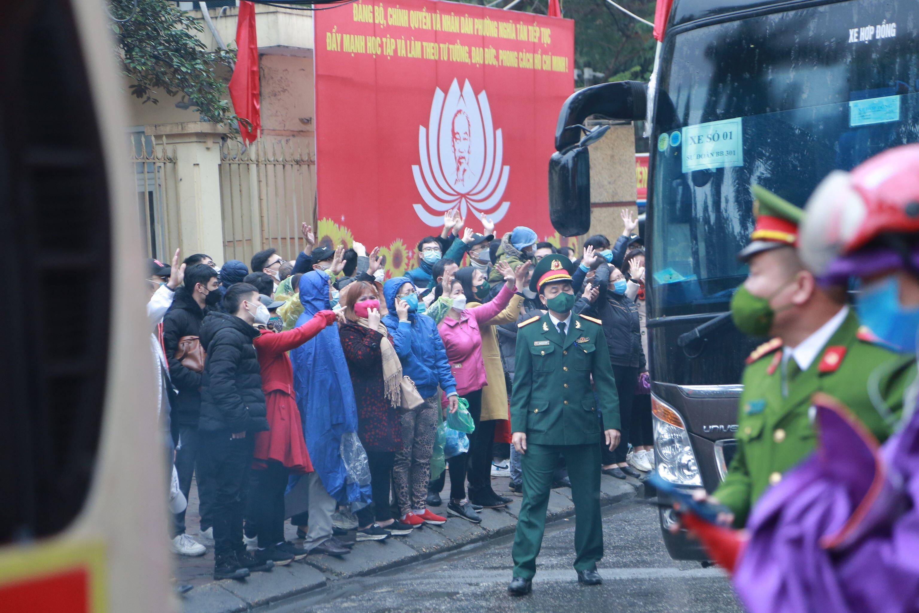 Rất đông người thân của các tân binh đứng bên lề đường vẫy tay chào đoàn xe đưa các tinh binh nhập ngũ.