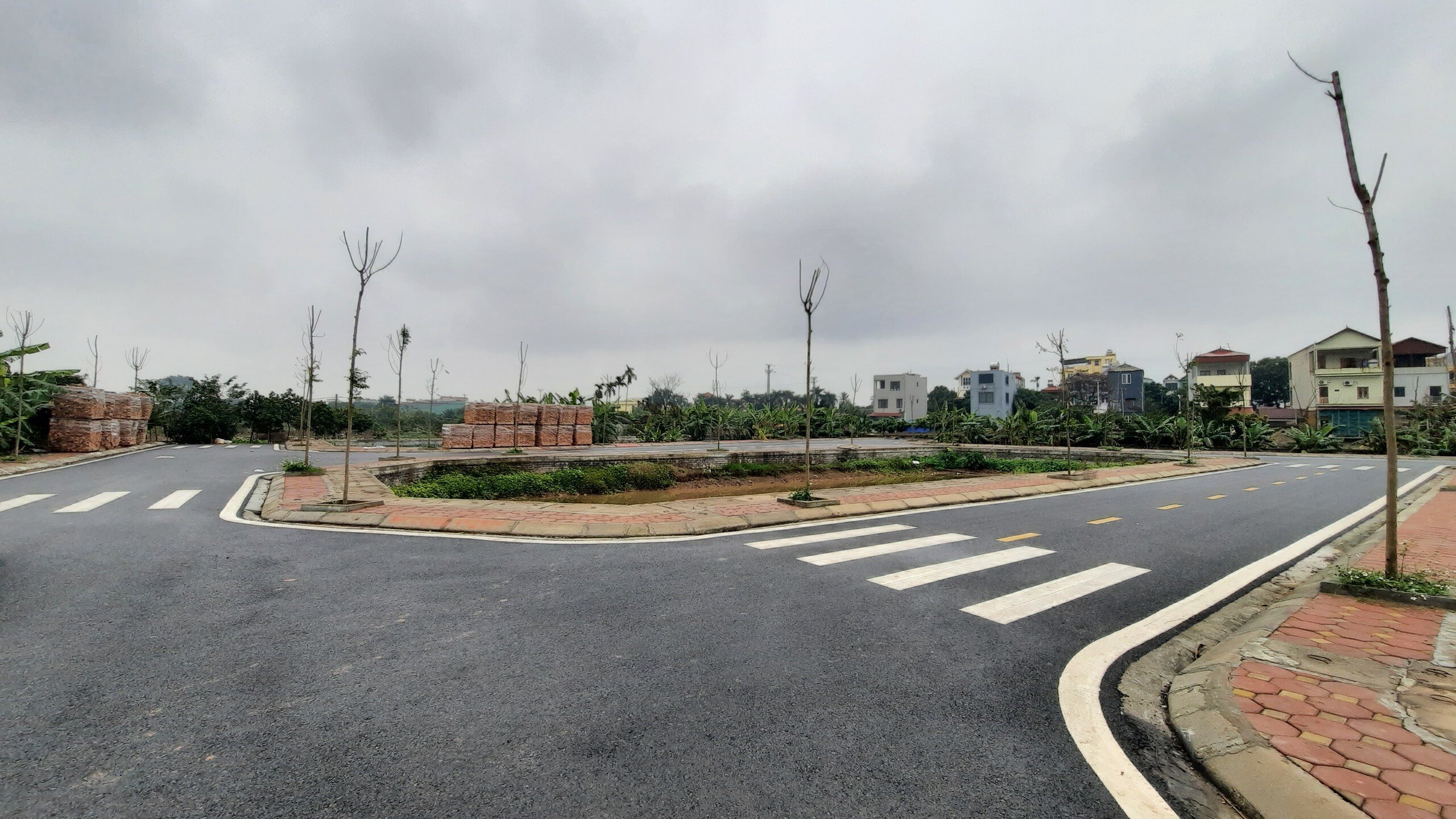 Cùng với đó, Cục trưởng Cục Bổ trợ tư pháp đã quyết định xử phạt 35 triệu đồng đối với 3 hành vi vi phạm hành chính của Công ty Đấu giá hợp danh Đông Á (trụ sở tại B36 ngõ 74 phố Nguyễn Thị Định, phường Nhân Chính, quận Thanh Xuân, TP Hà Nội) trong việc đấu giá 26 thửa đất trên, gồm: ban hành quy chế cuộc đấu giá không đúng; thông báo khi thay đổi nội dung đấu giá đã thông báo công khai không đúng; bán, tiếp nhận hồ sơ đăng ký tham gia đấu giá không đúng.