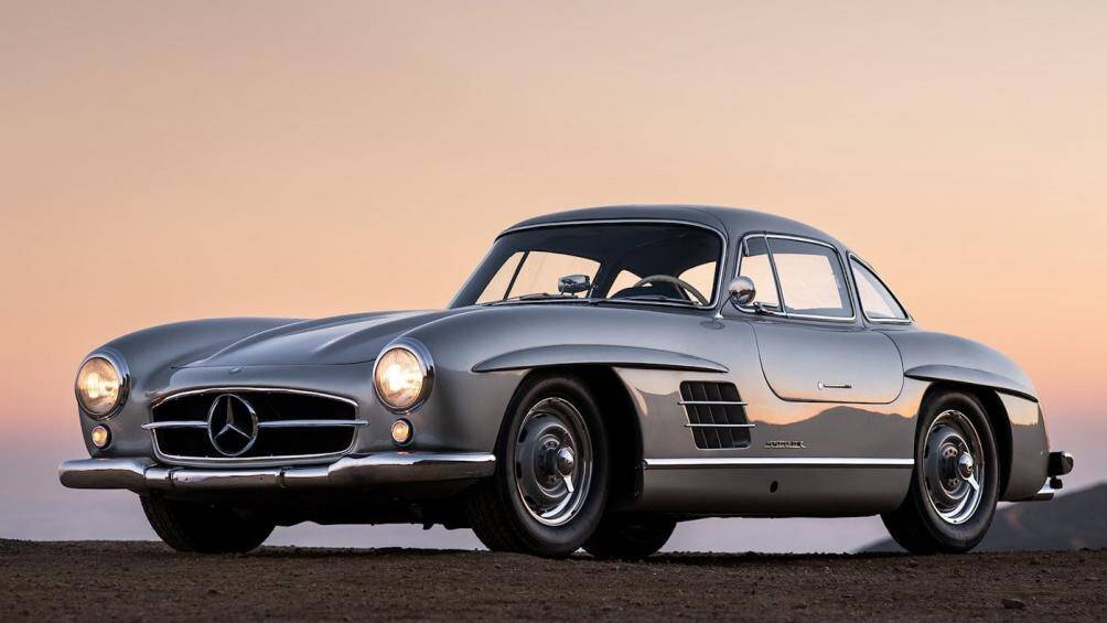 Với số lượng sản xuất cực ít cùng màu sơn bạc ánh kim đặc trưng, chiếc Mercedes-Benz 300SL Gullwing đã được bán với giá lên tới 6,85 triệu USD