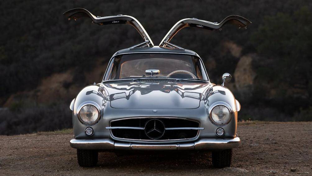 Chỉ có tổng cộng 29 chiếc xe 300SL Gullwing được sản xuất với thiết kế phần thân xe bằng hợp kim nhẹ