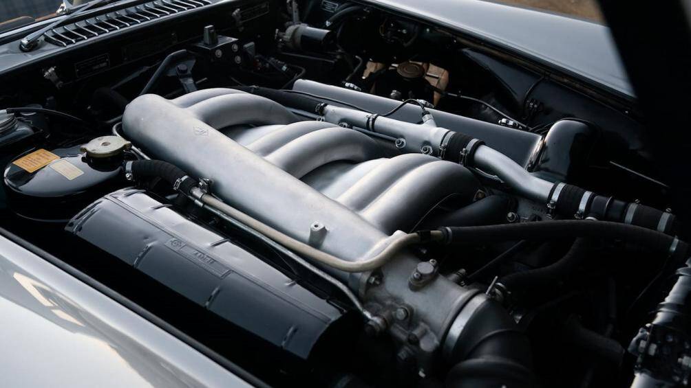 Ở đây, khối động cơ 6 xi lanh thẳng hàng M198 3.0 lít và thân xe bằng nhôm đã được phục hồi hoàn toàn