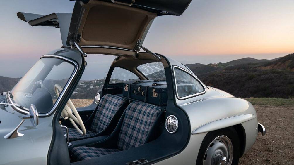 Chiếc xe này được trang bị nội thất bọc vải Gabardine và Vinyl màu xanh lam, đồng hồ tốc độ được nâng cấp