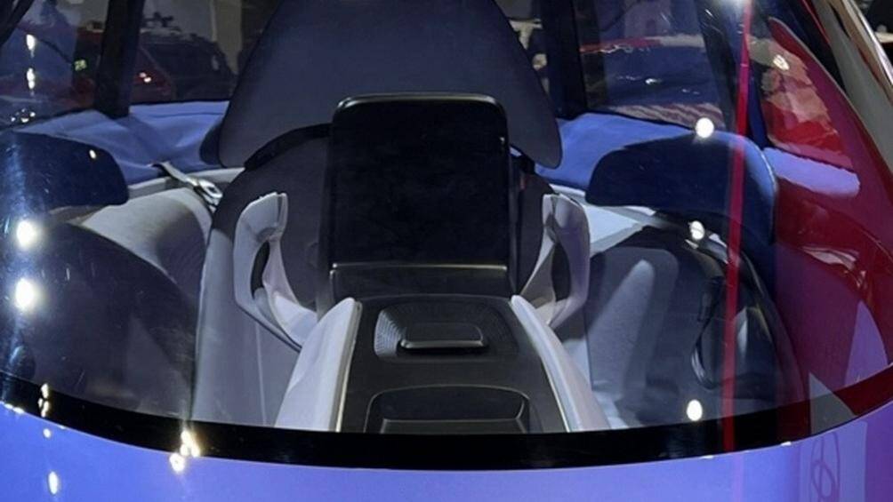 Trong khi đó, hai ghế ở phía sau tạo thành một khu vực giống như phòng chờ, mặc dù rất nhỏ, nhưng sẽ có nhiều chỗ để chân và đầu gối