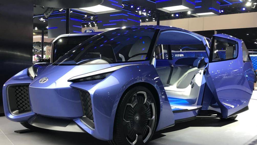 Nó là một chiếc xe bé nhỏ kỳ lạ đi kèm với một ghế xoay duy nhất trái ngược với ghế cho lái xe và hành khách thông thường ở phía trước